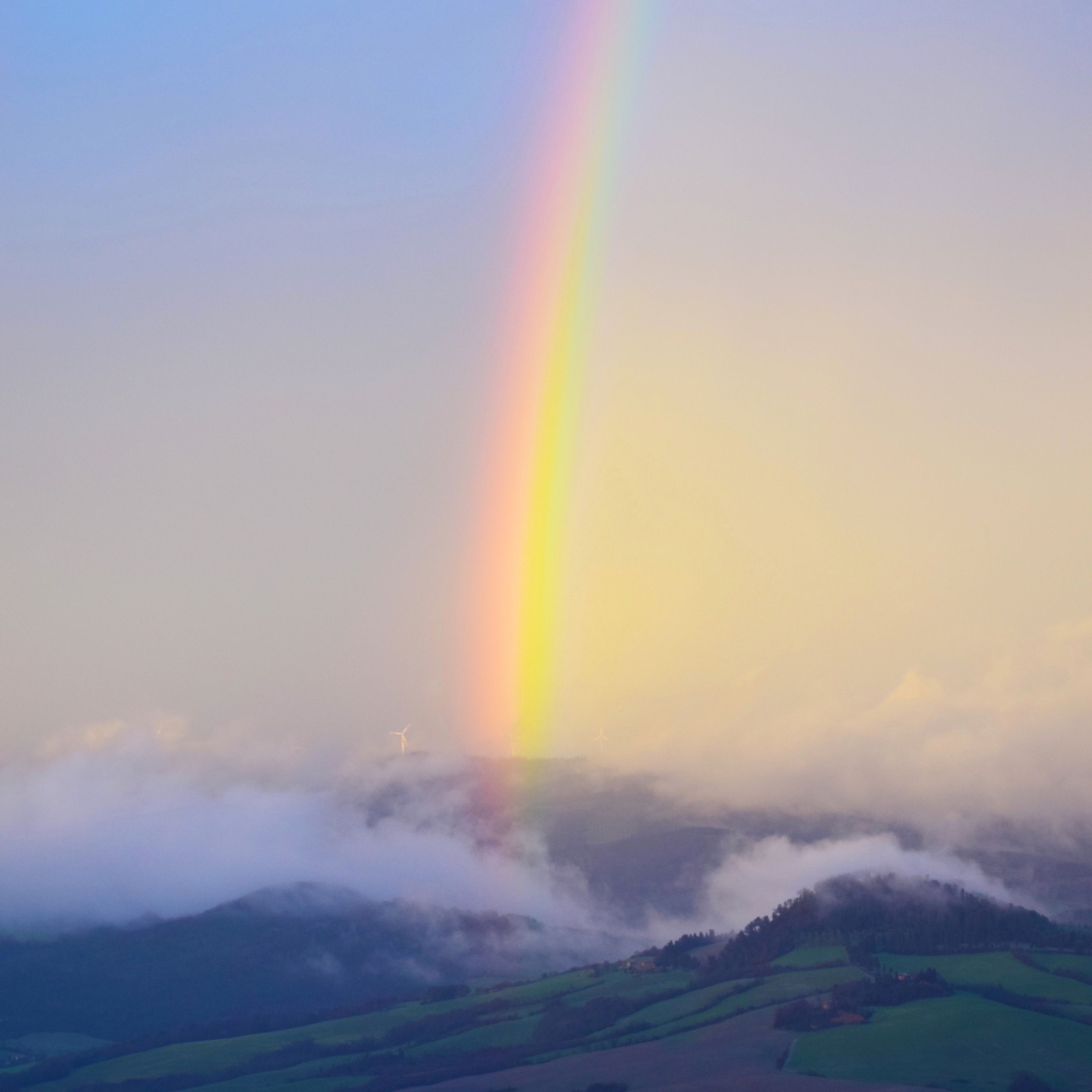 Arcobaleno su colline nebbiose, 2688x2688 2K+, Desktop