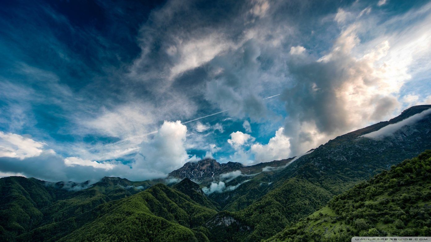 Montagne verdi e cielo nuvoloso, 1392x783 HD, Desktop