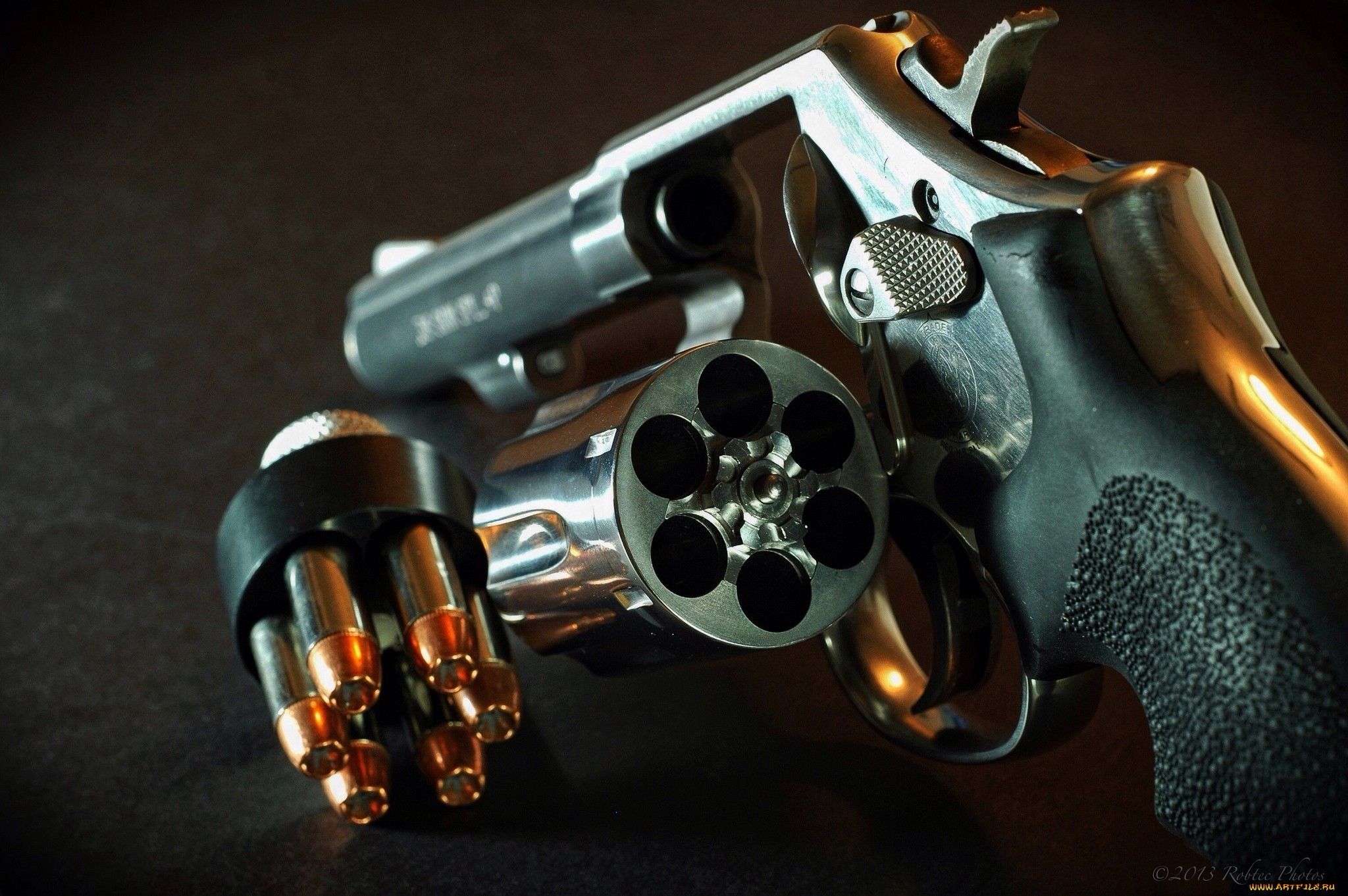 Revolver con tamburo e munizioni, 2048x1362 2K, iMac