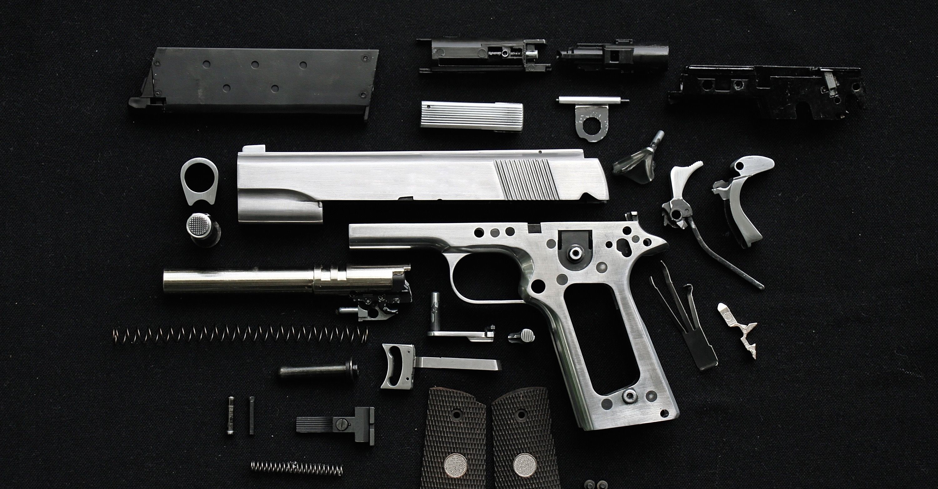 Pistola smontata componenti metallici, 3000x1563 2K, Monitor Gaming
