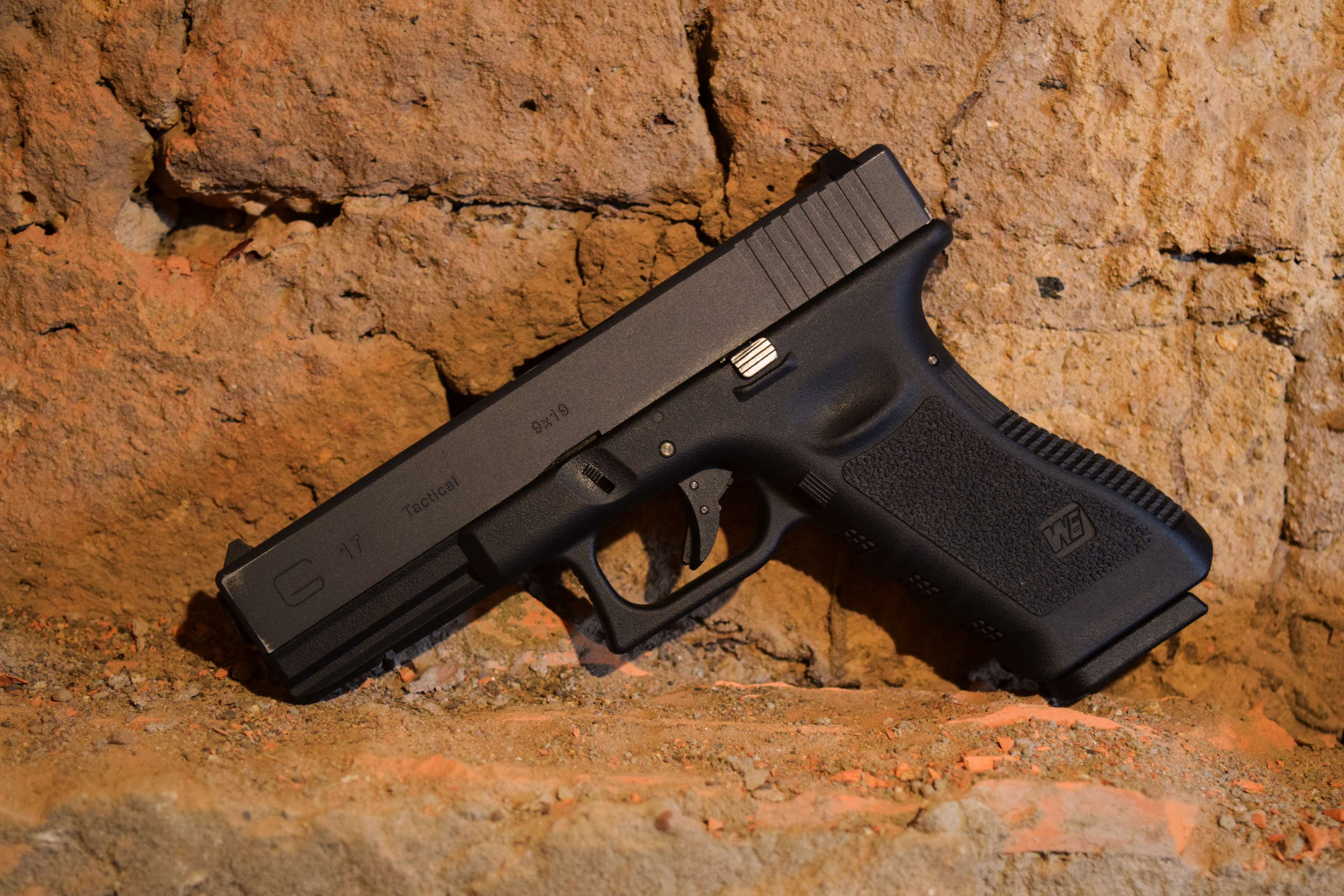 Pistola Glock nera su roccia, 3840x2560 4K Ultra HD, Monitor 4K