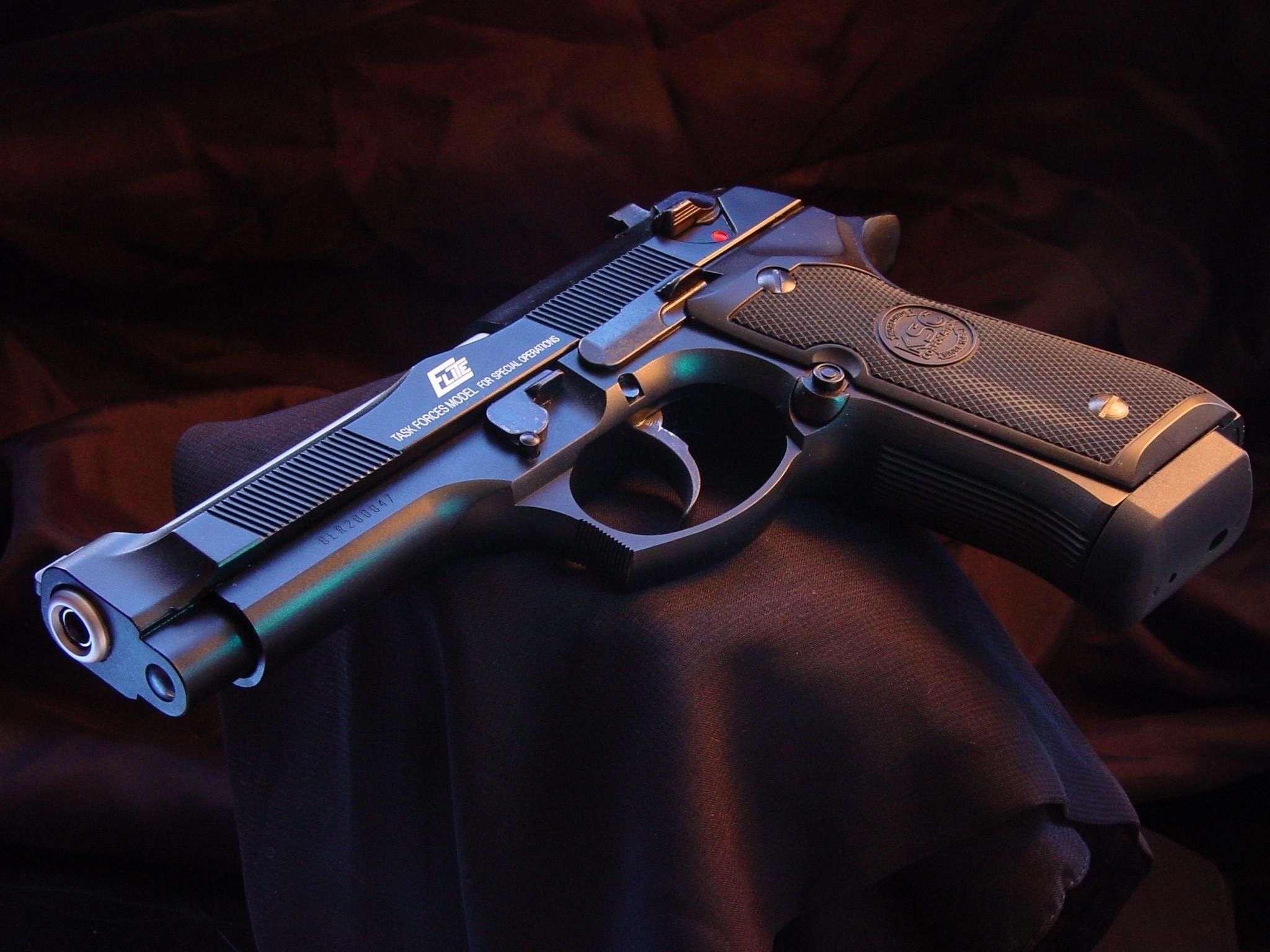 Pistola Beretta 92 nera, 2048x1536 2K, PC