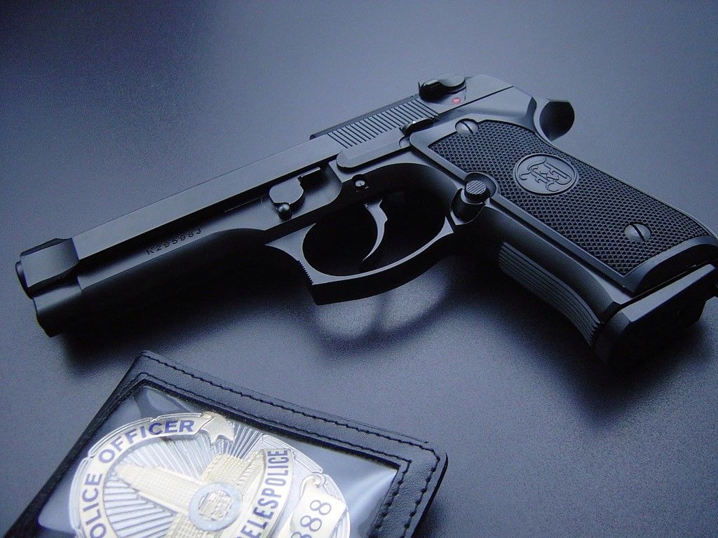 Pistola nera con distintivo, 1024x768 HD, Desktop