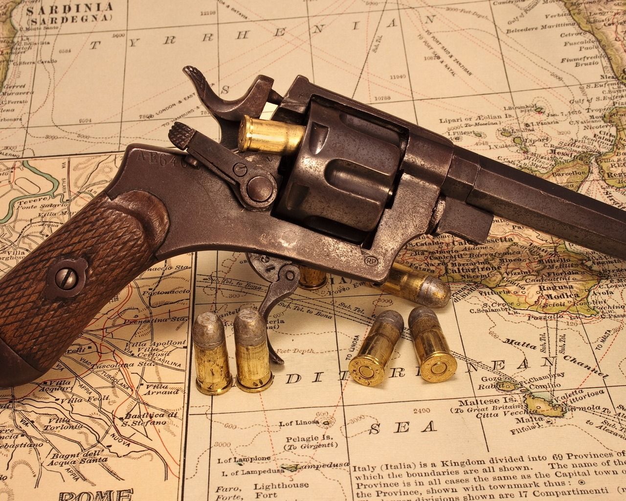 Revolver vintage su mappa antica, 1280x1024 HD, Desktop