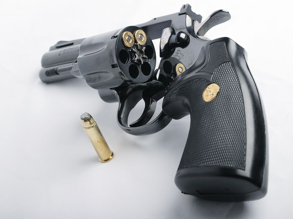 Revolver nero con proiettile, 1024x768 HD, PC