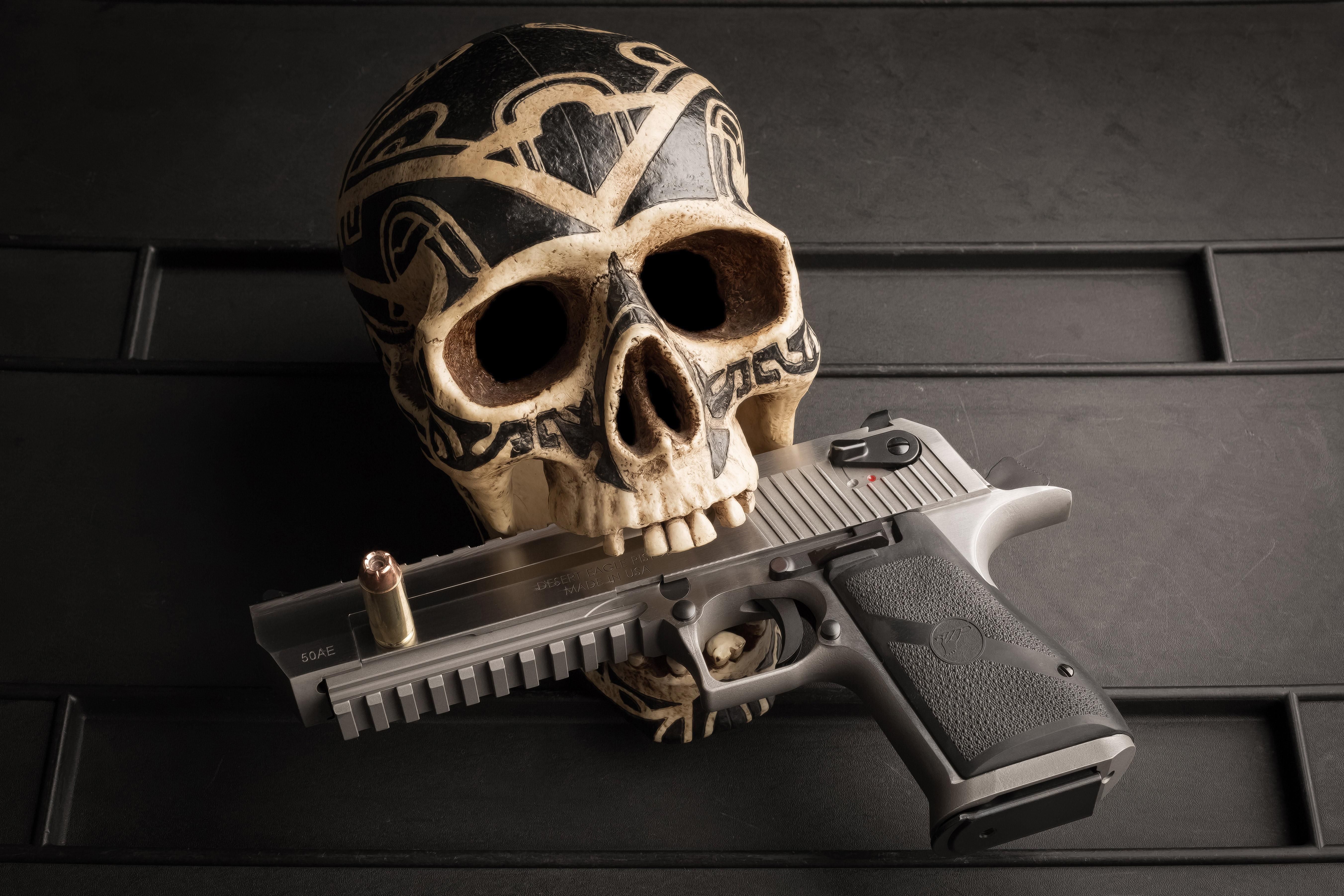 Teschio decorato con pistola, 5406x3604 4K, Desktop 4K