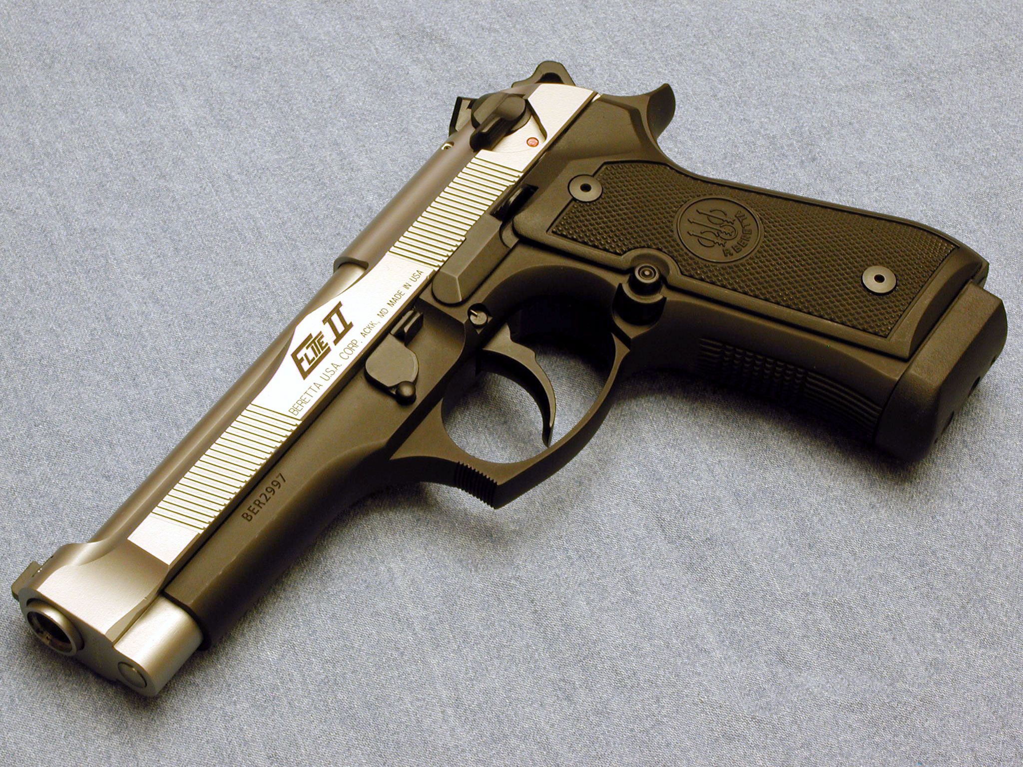 Pistola Beretta 92 su tessuto grigio, 2048x1536 alta risoluzione, Laptop