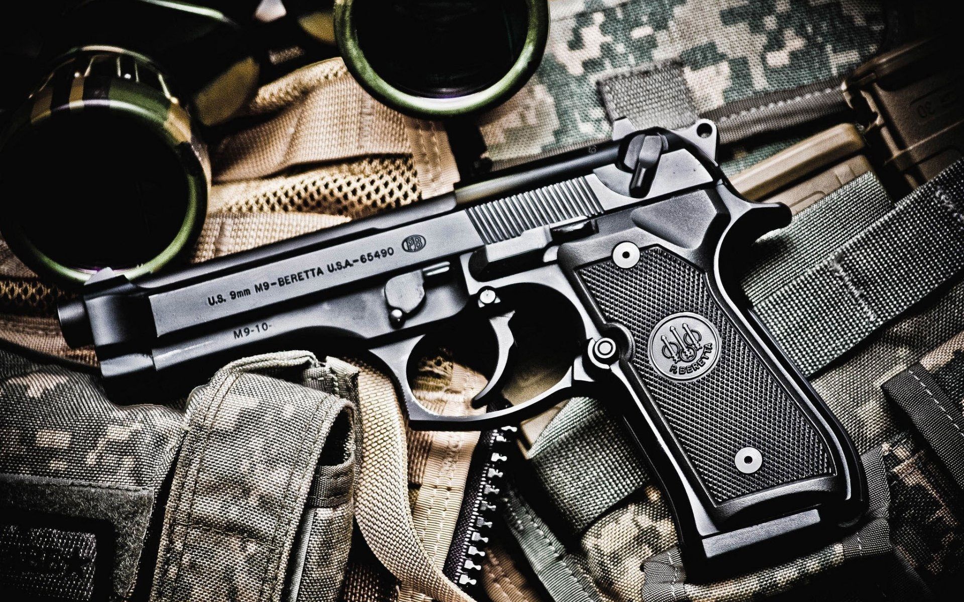 Pistola Beretta su mimetica, 1920x1200 Full HD+ WUXGA, Desktop