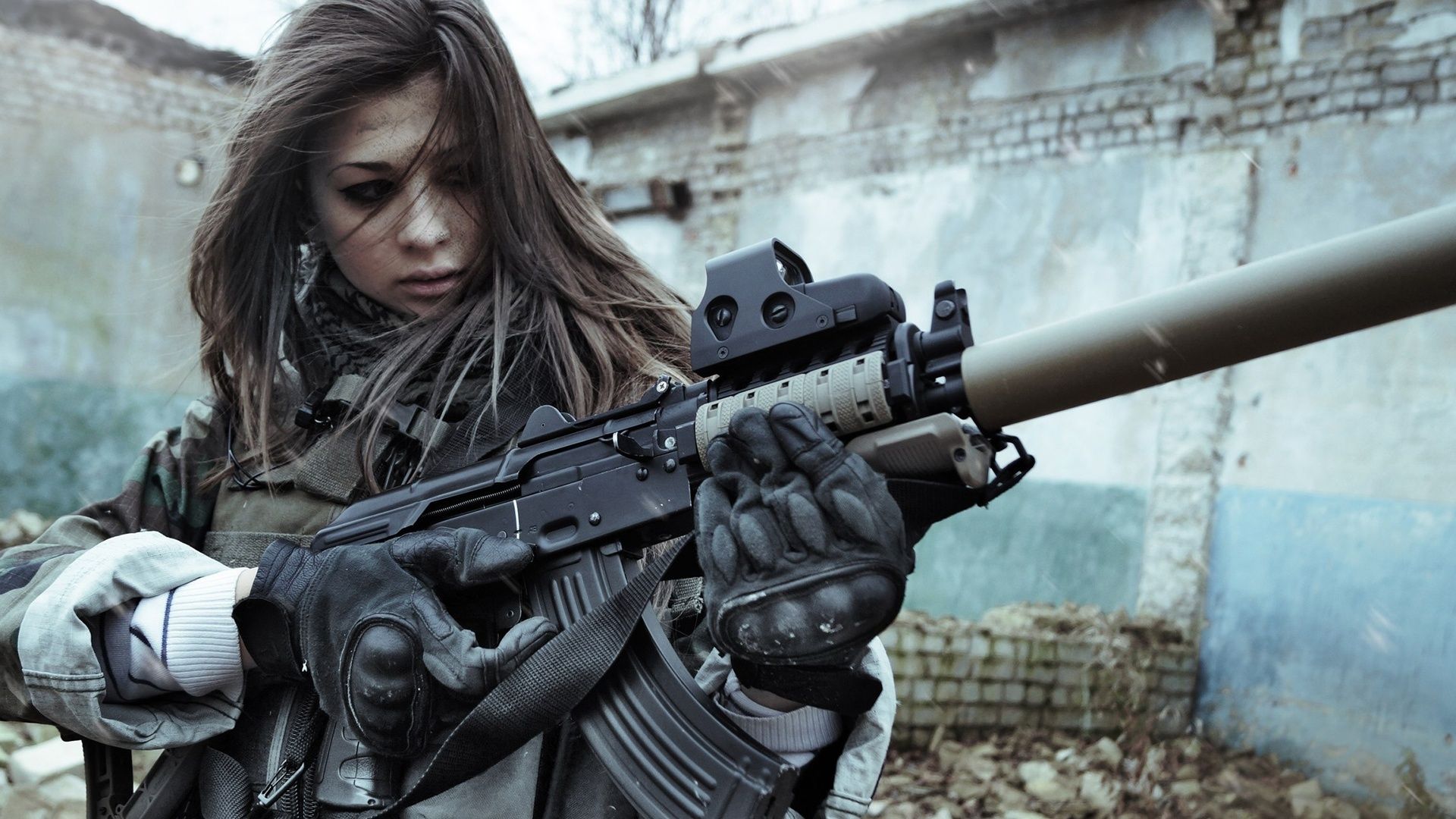 Ragazza con fucile mitragliatore, 1920x1080 Full HD, Laptop