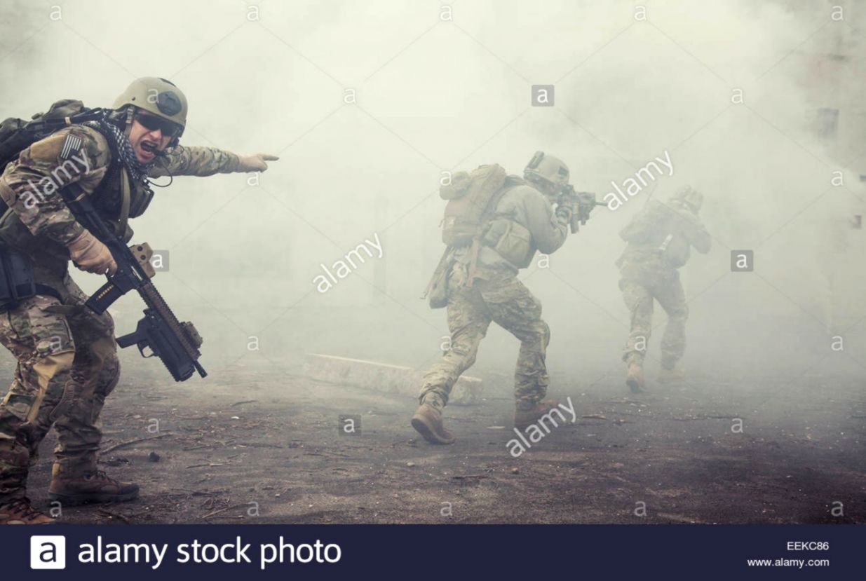 Soldati in azione tra fumo, 1235x829 HD, Desktop