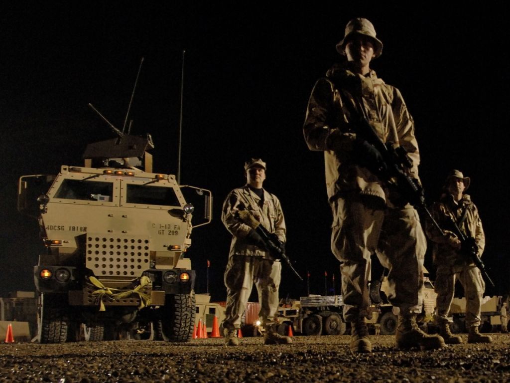 Soldati con veicolo militare notturno, 1024x768 HD, Laptop