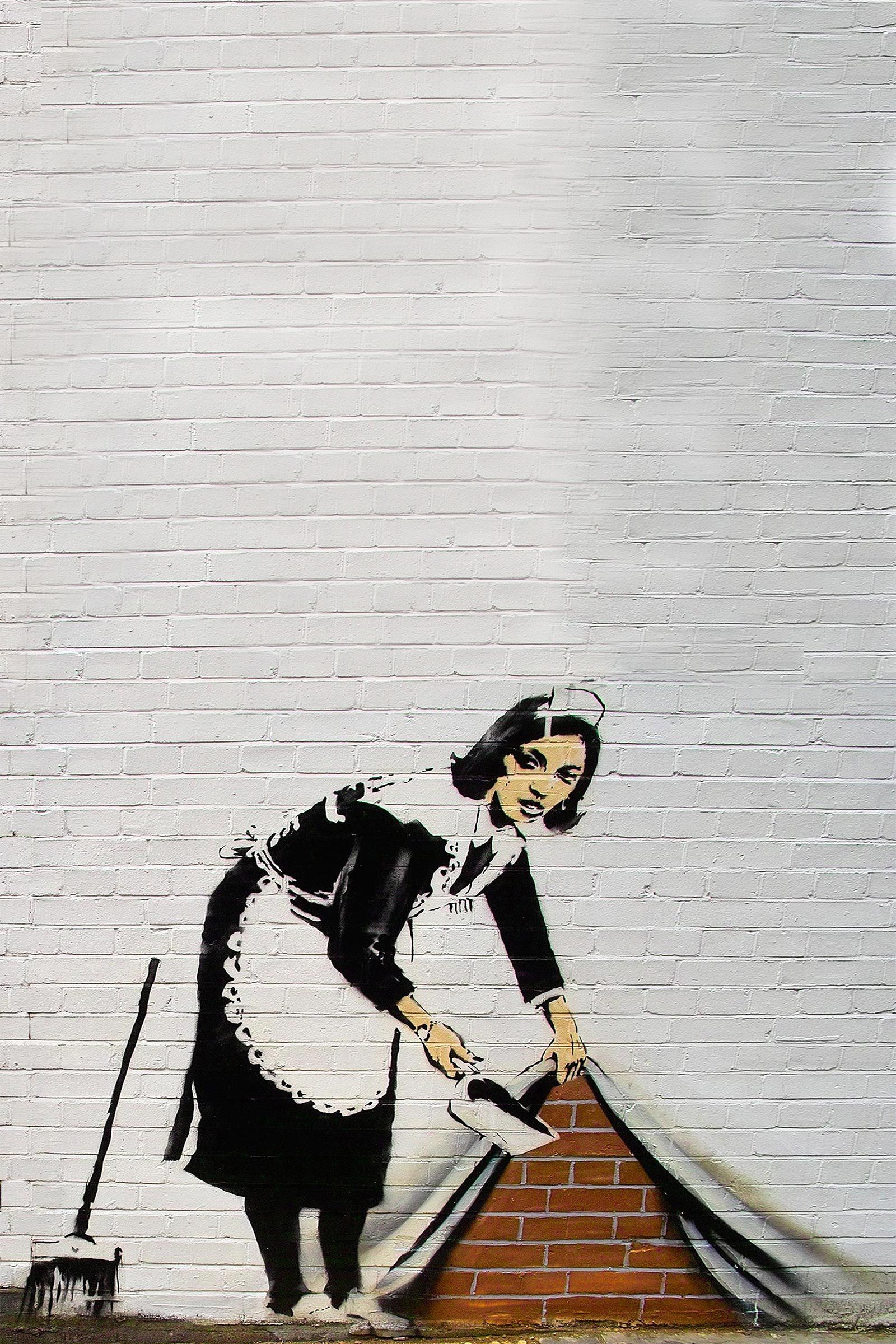 Cameriera che pulisce muro, Banksy, 1600x2400 Verticale, Telefono