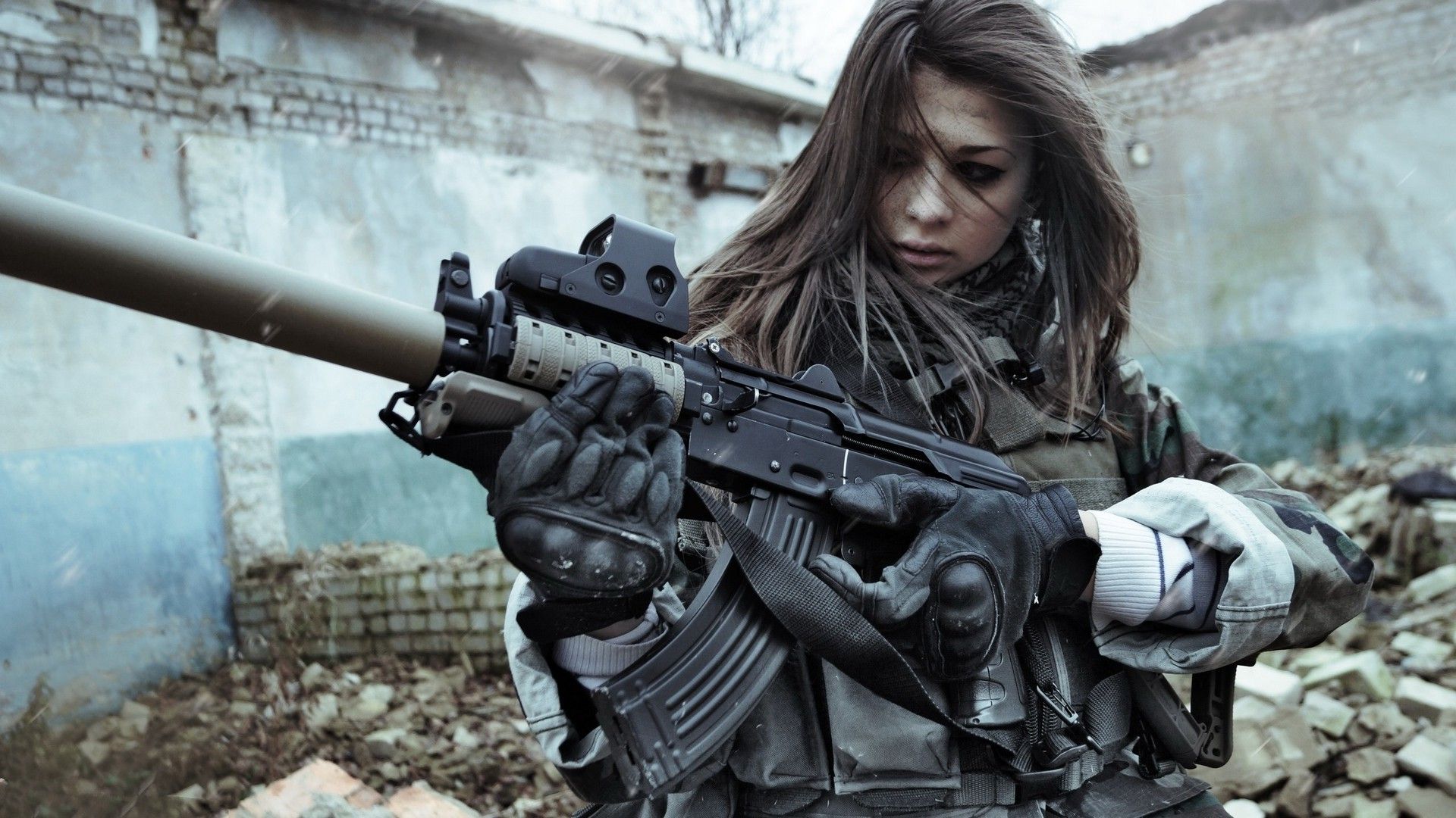 Soldatessa con fucile mitragliatore, 1920x1080 Full HD, PC