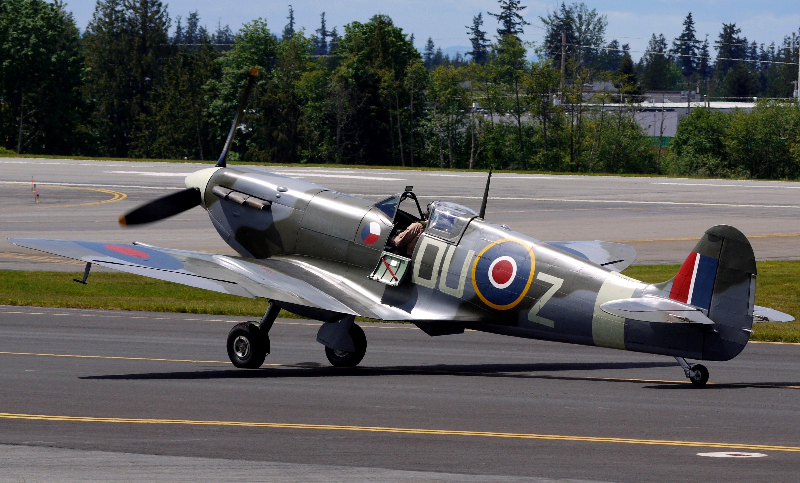 Aereo Spitfire su pista, 3186x1924 2K+, Desktop
