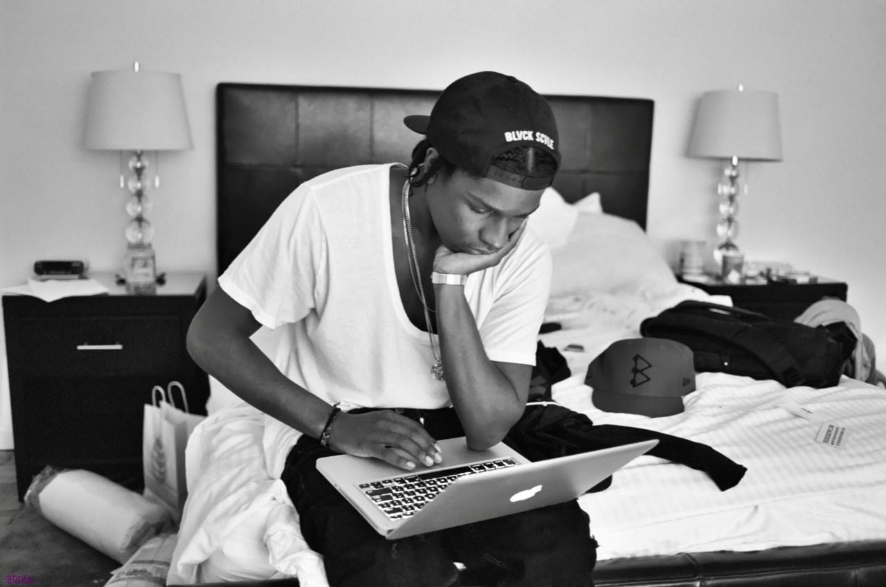 ASAP Rocky con laptop, bianco e nero, 1280x848 HD, Desktop