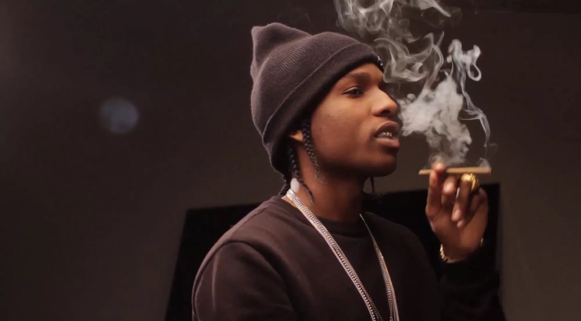 ASAP Rocky con berretto e collana, 2000x1105 alta risoluzione, iMac