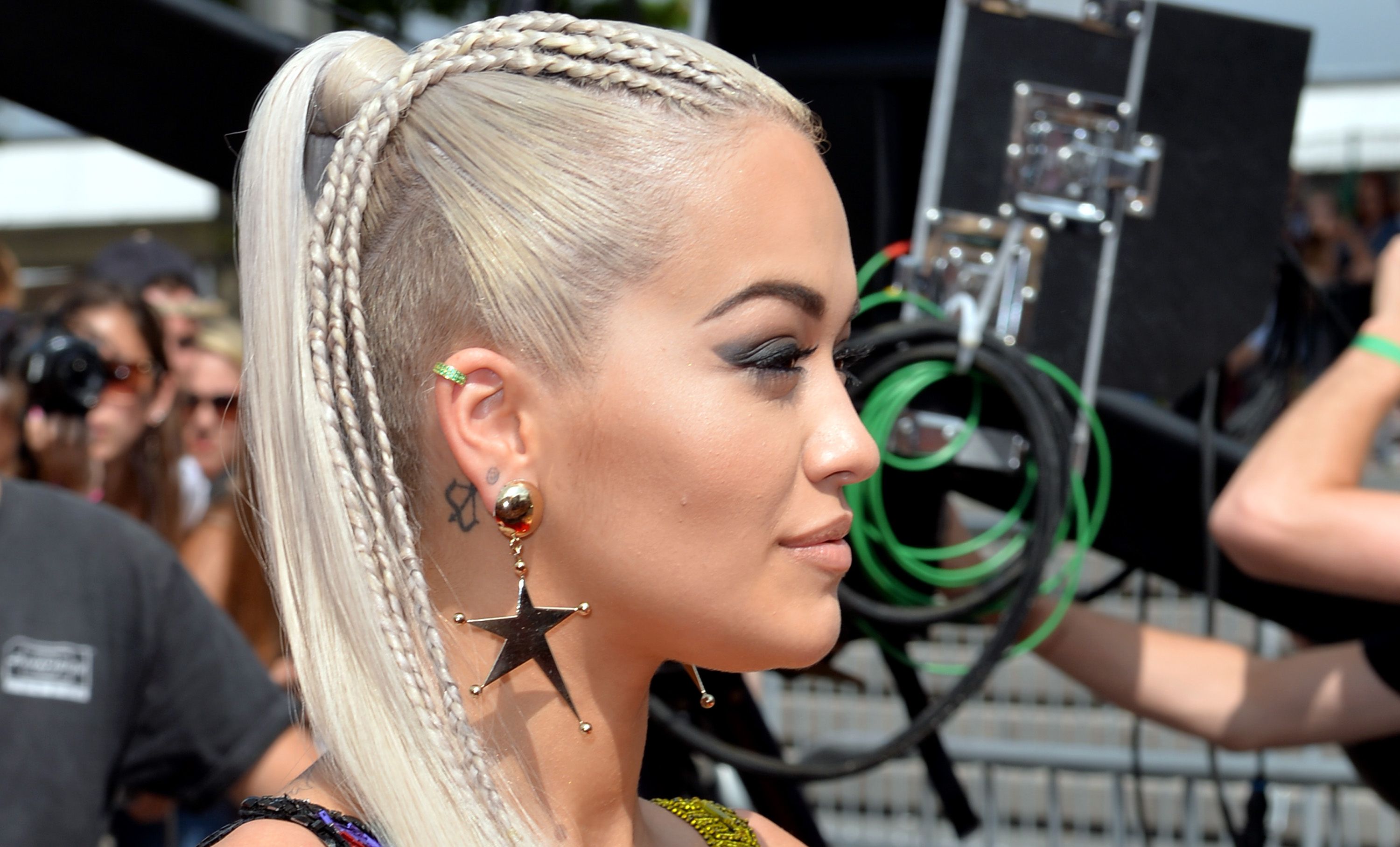 Rita Ora treccine biondo platino, 3000x1816 WQXGA, Monitor Gaming