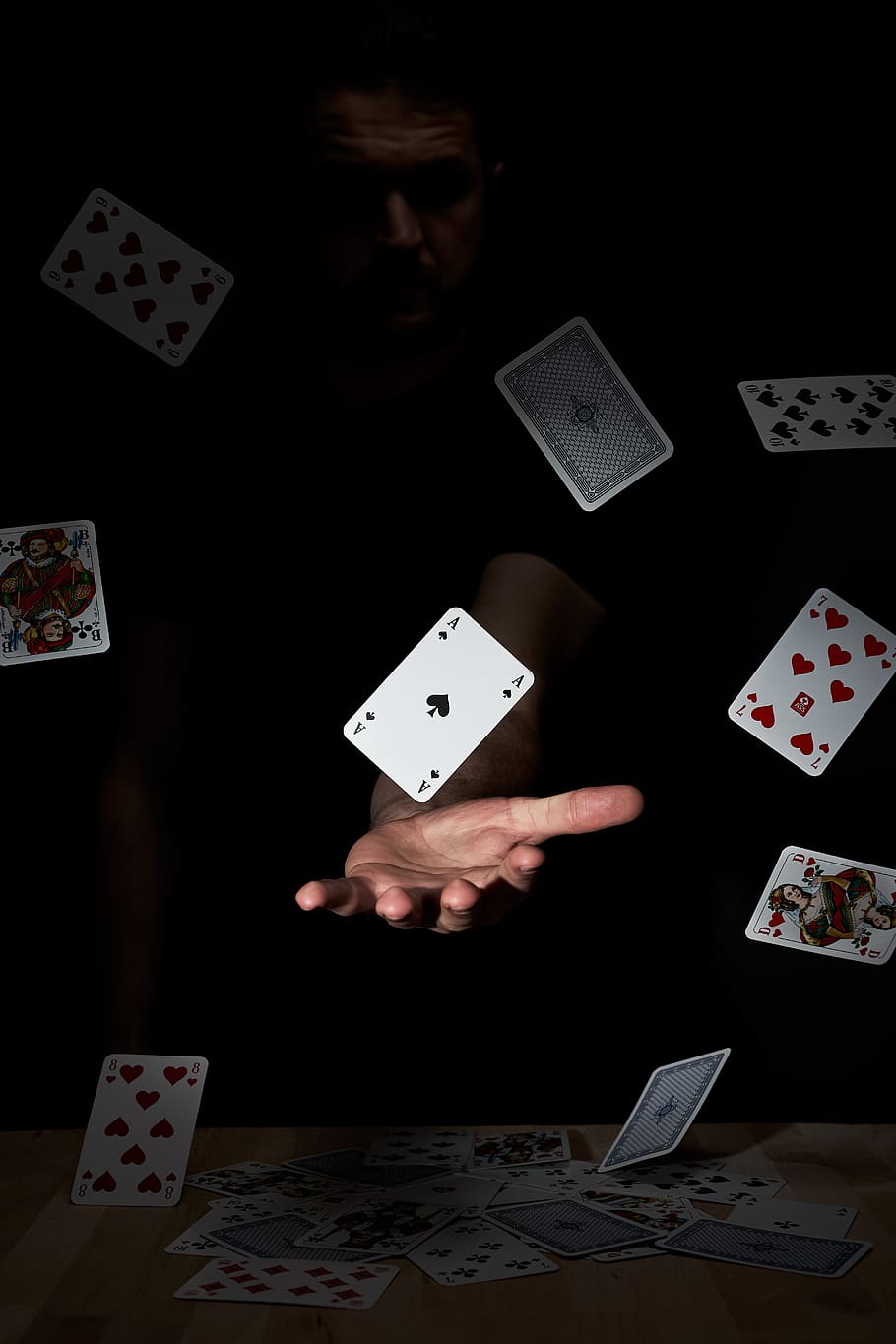 Uomo lancia carte da gioco, 910x1365 Full HD Verticale, iPhone