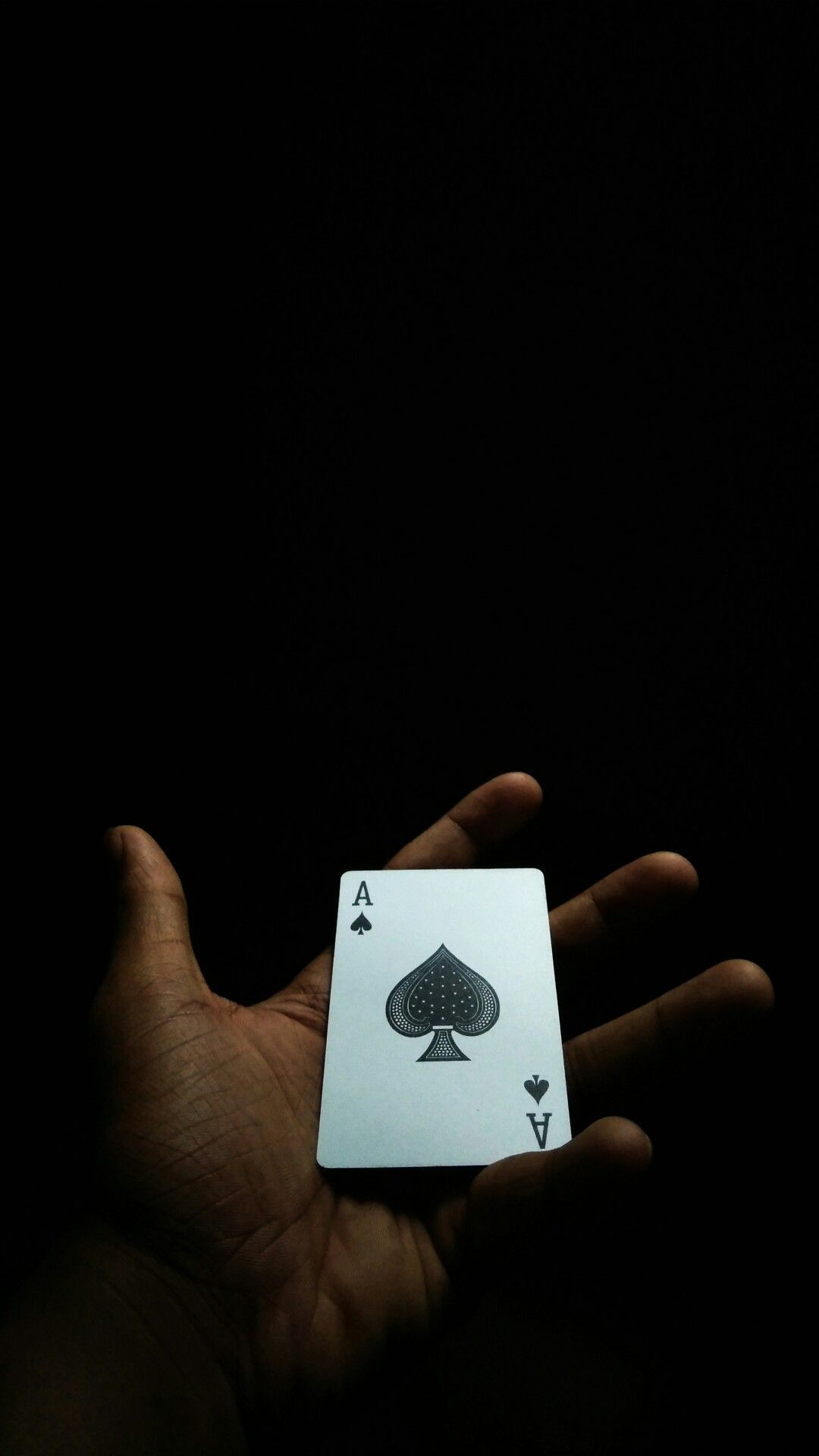 Mano con asso di picche, 1080x1920 Verticale, Mobile