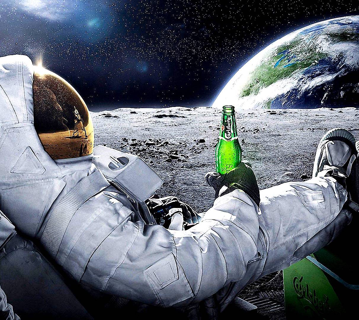 Astronauta rilassato con birra sulla luna, 1212x1080 HD, PC