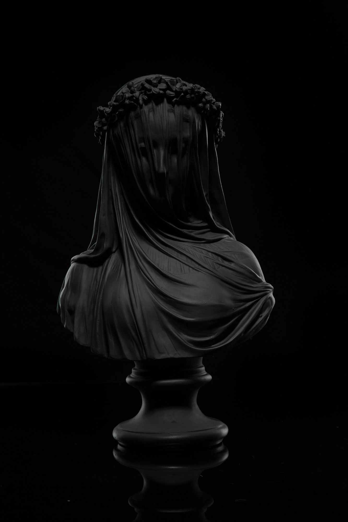 Statua nera velata busto, 1333x2000 Verticale, Telefono