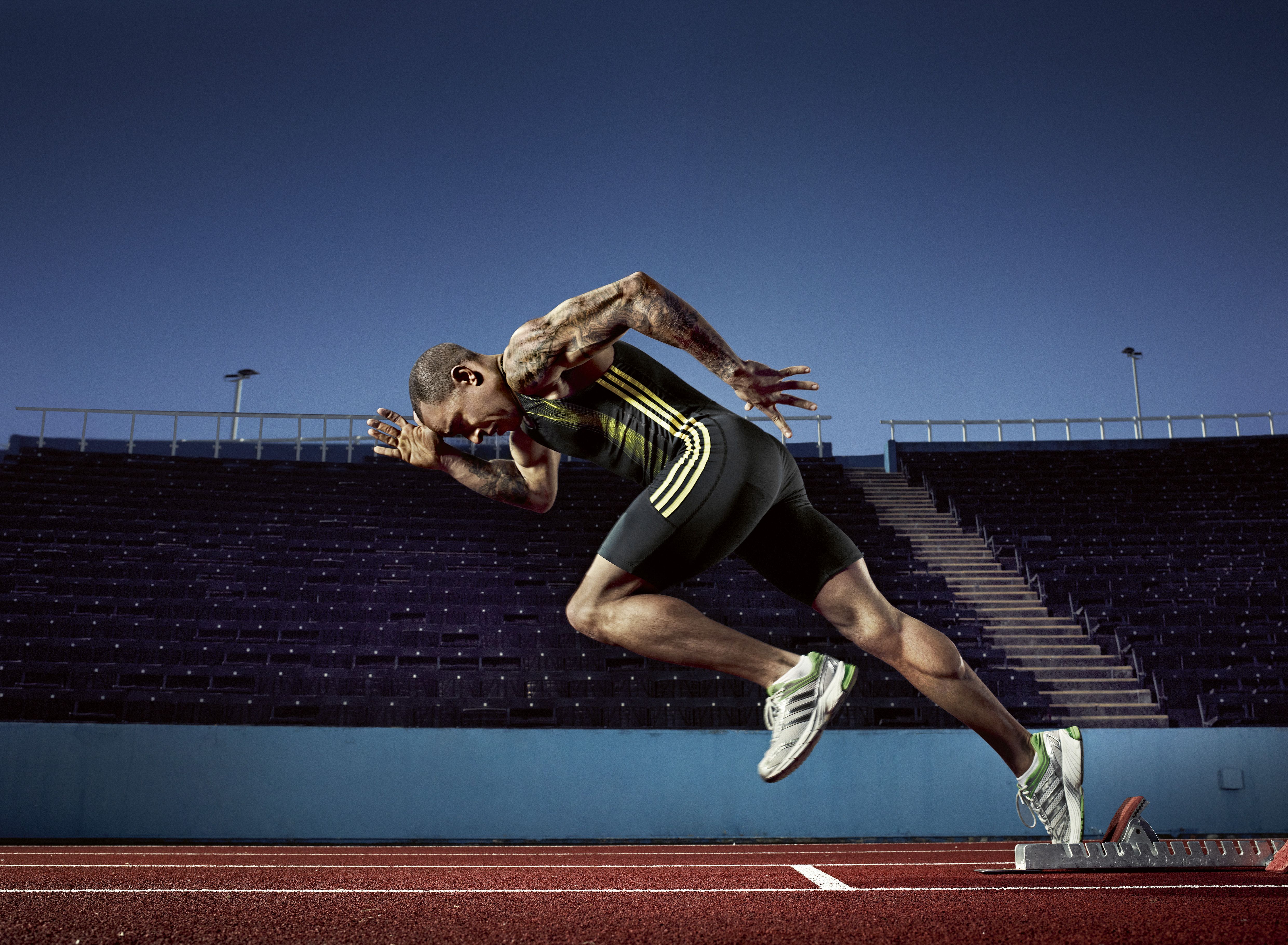 Atleta che scatta in pista, 4961x3642 4K, Desktop 4K