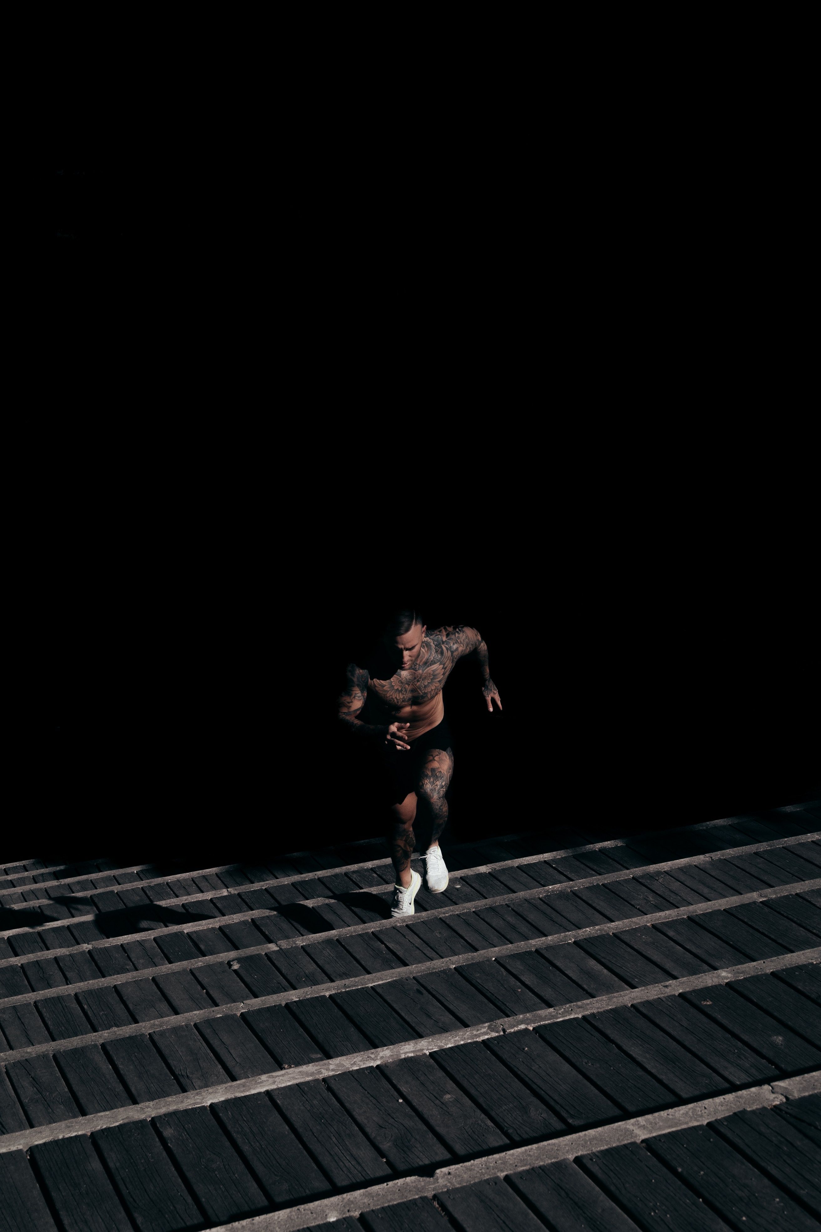 Uomo atleta che corre scale, 2624x3936 Full HD Verticale, iPhone