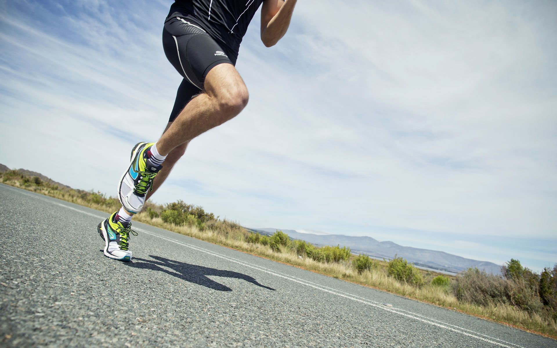 Atleta che corre su strada, 1920x1200 Full HD+, iMac