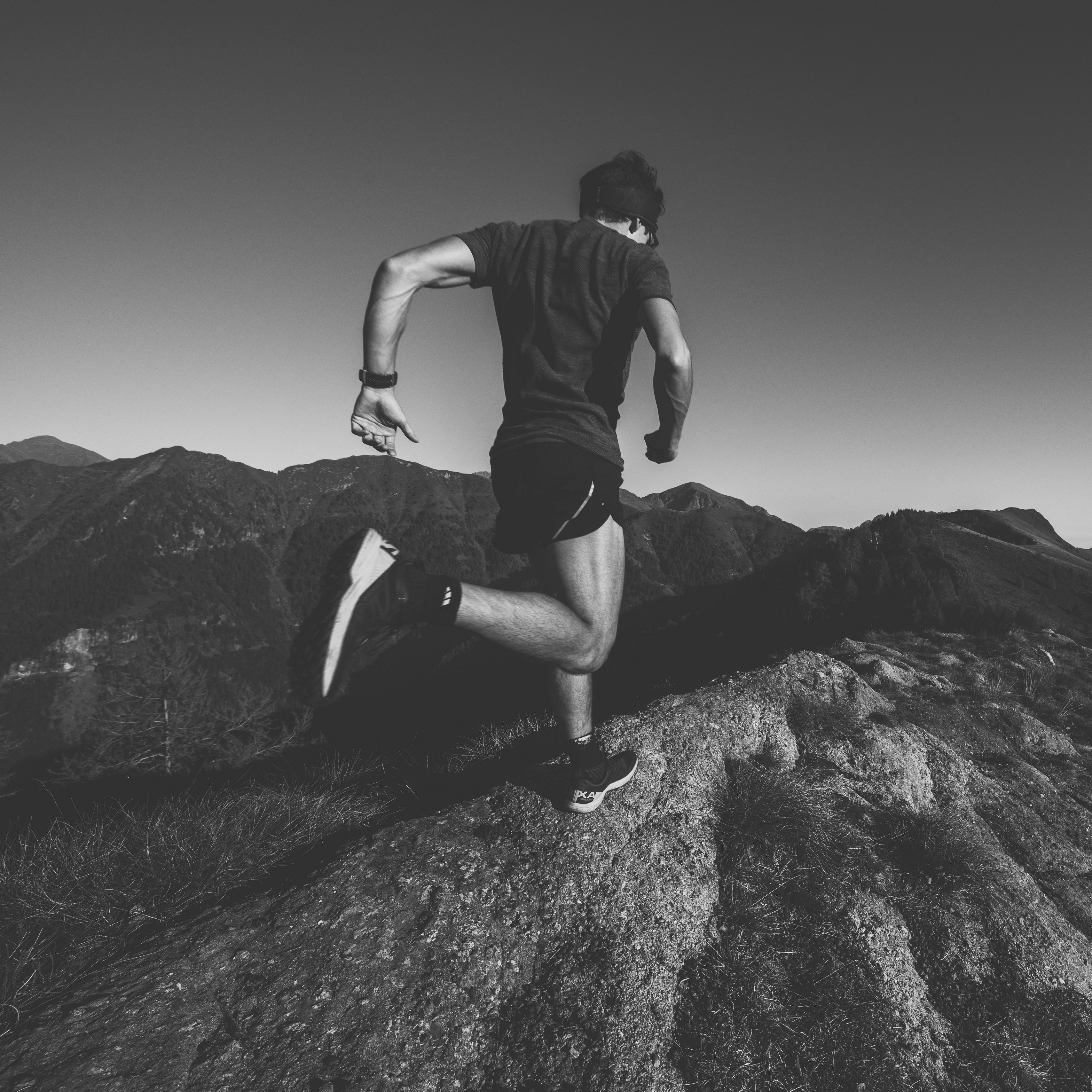 Atleta che corre in montagna, 3415x3415 2K, Desktop