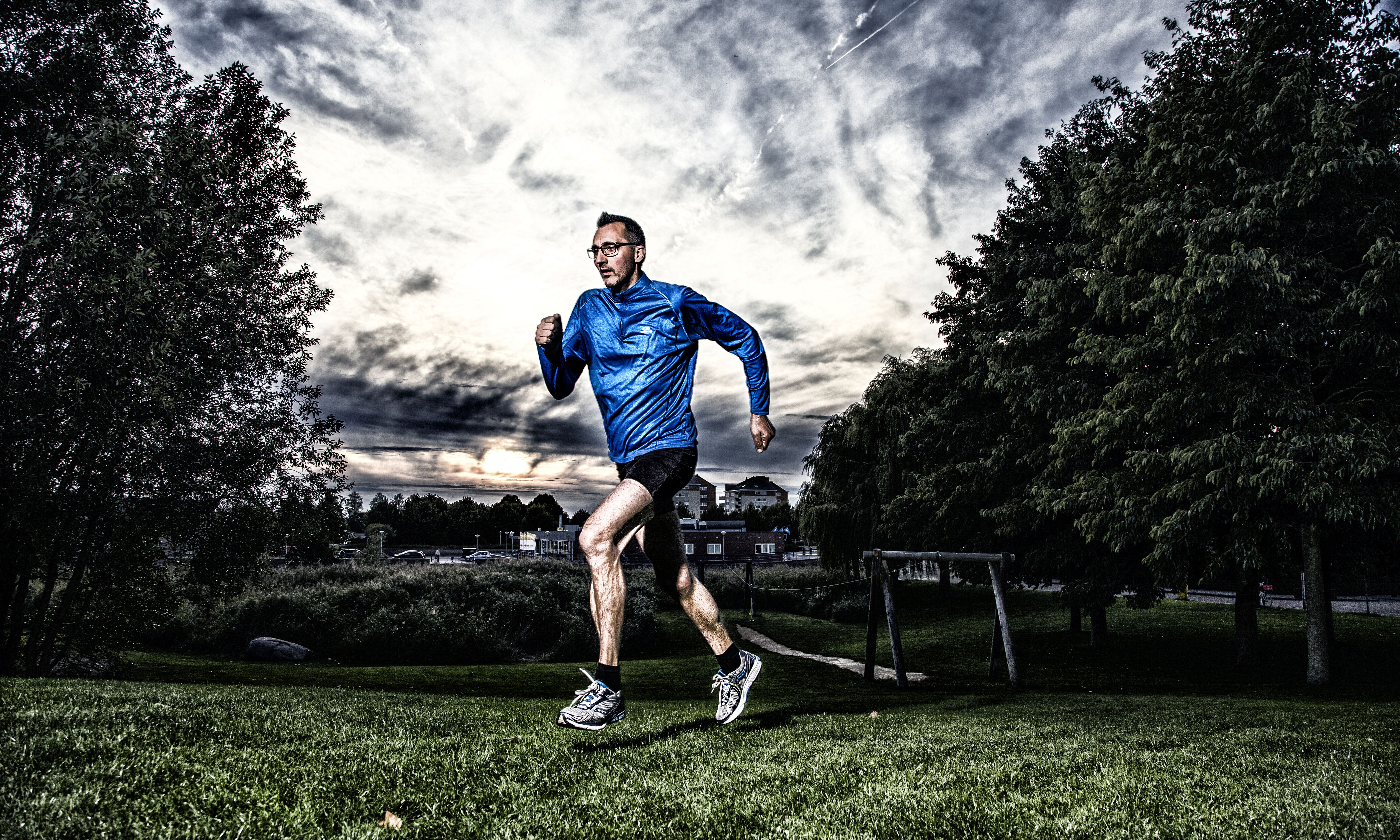 Atleta che corre nel parco, 6144x3686 4K Ultra HD, Monitor 4K