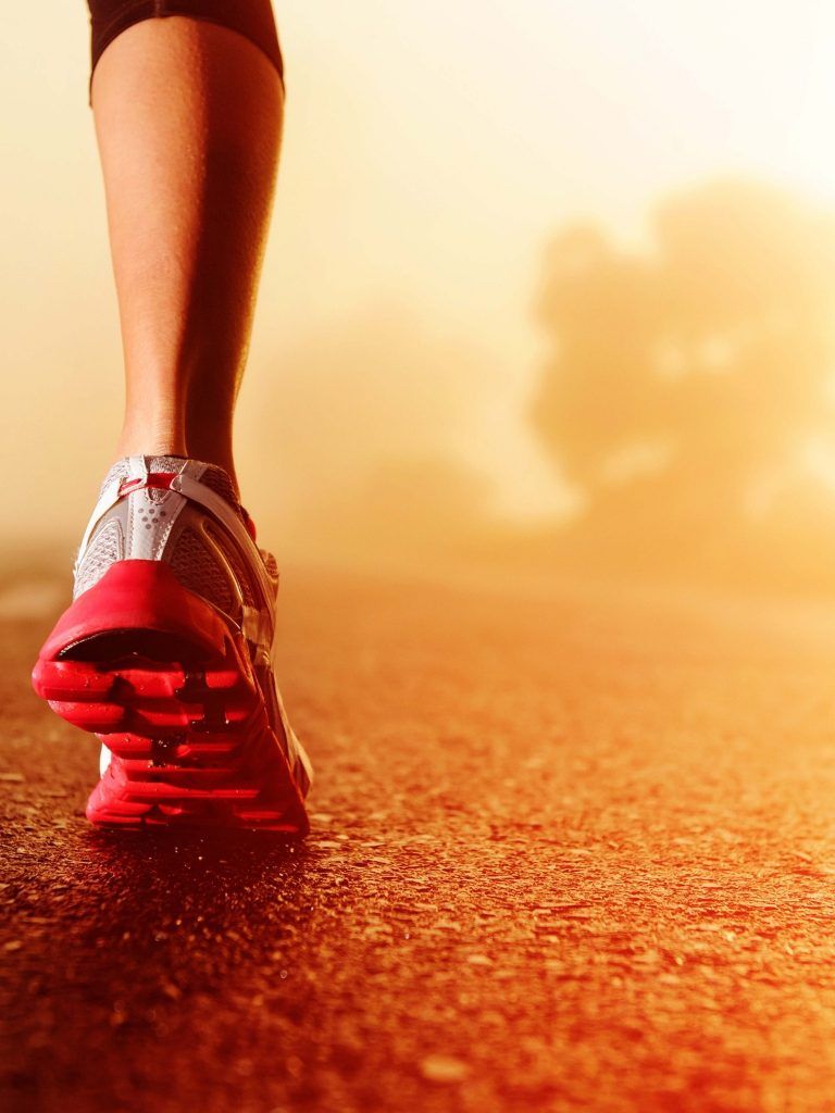 Scarpe da corsa rosse su strada, 768x1024 Full HD Verticale, Smartphone