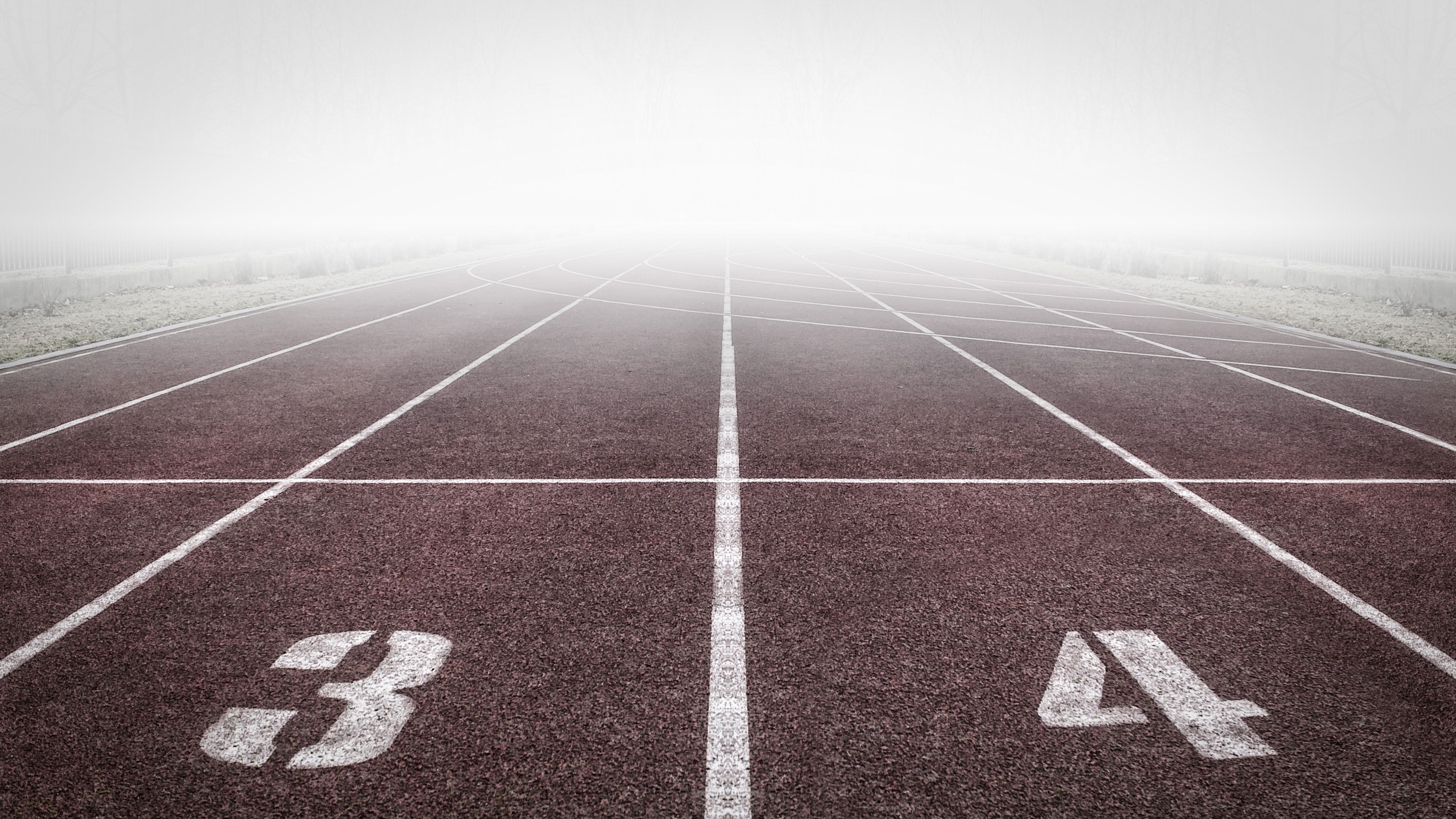 Pista di atletica corsie numerate nebbia, 5076x2855 4K Ultra HD, Monitor 4K