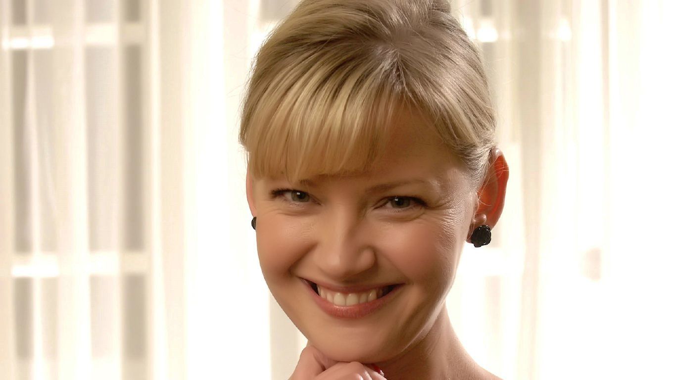 Ritratto donna biondo sorridente, 1366x768 720p, iMac