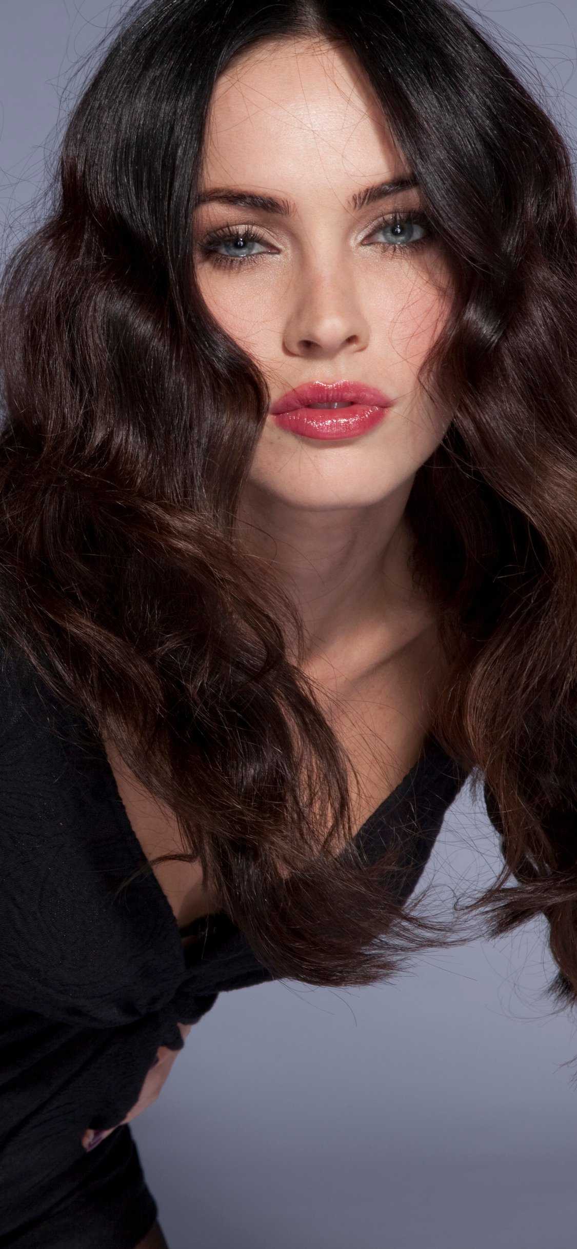 Donna capelli castani abito nero, 1125x2436 Verticale, iPhone