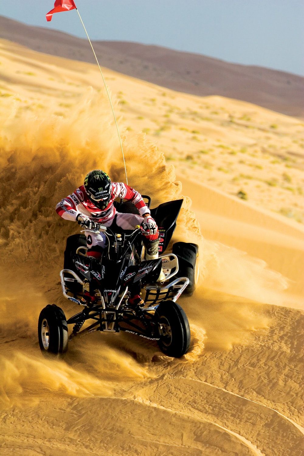 ATV nel deserto sabbioso, 1000x1500 Verticale, iPhone Pro