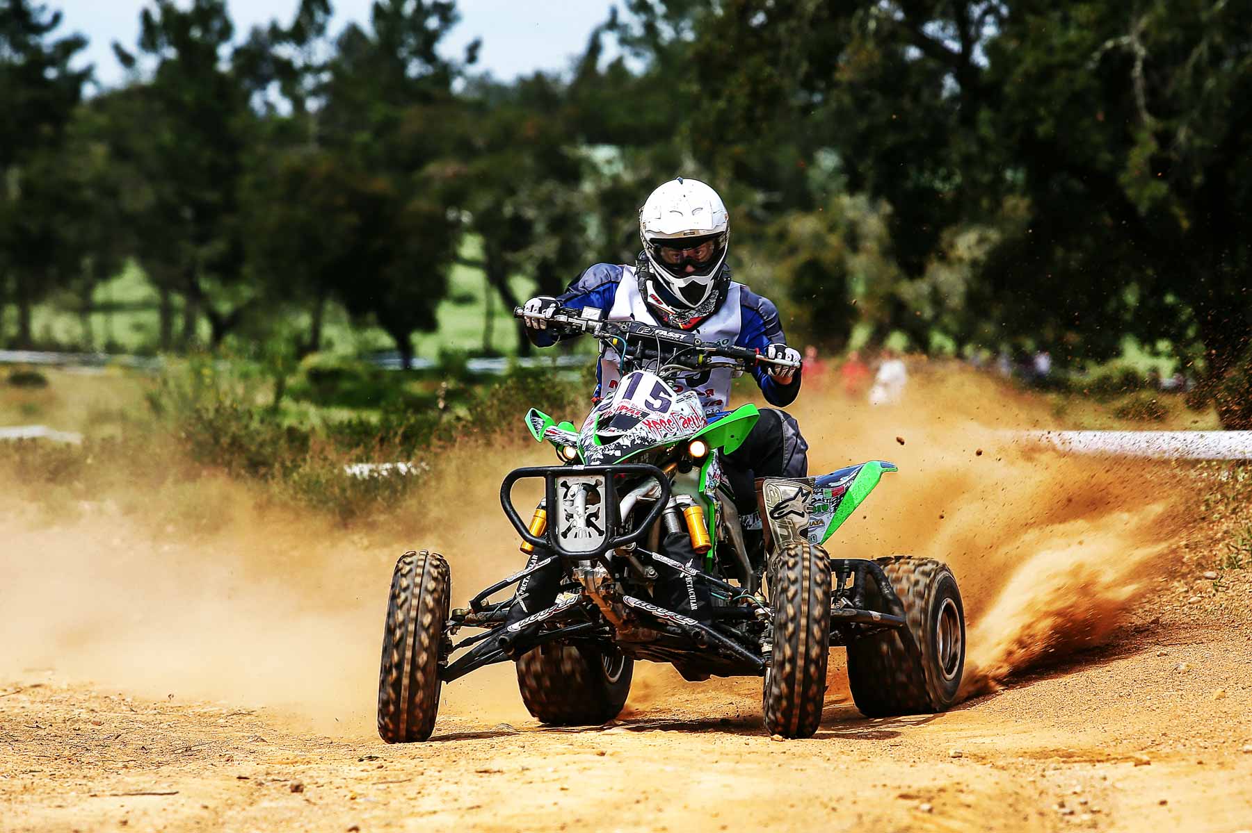 ATV verde su pista sterrata, 1800x1199 HD, Desktop