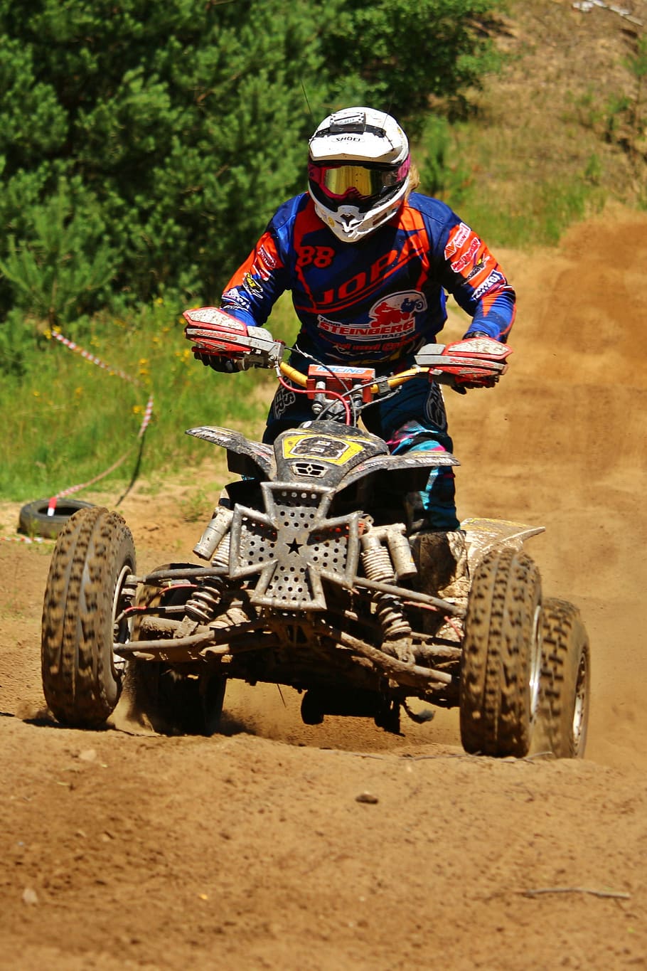 Pilota quad su pista sterrata, 910x1365 Verticale, iPhone Pro Max