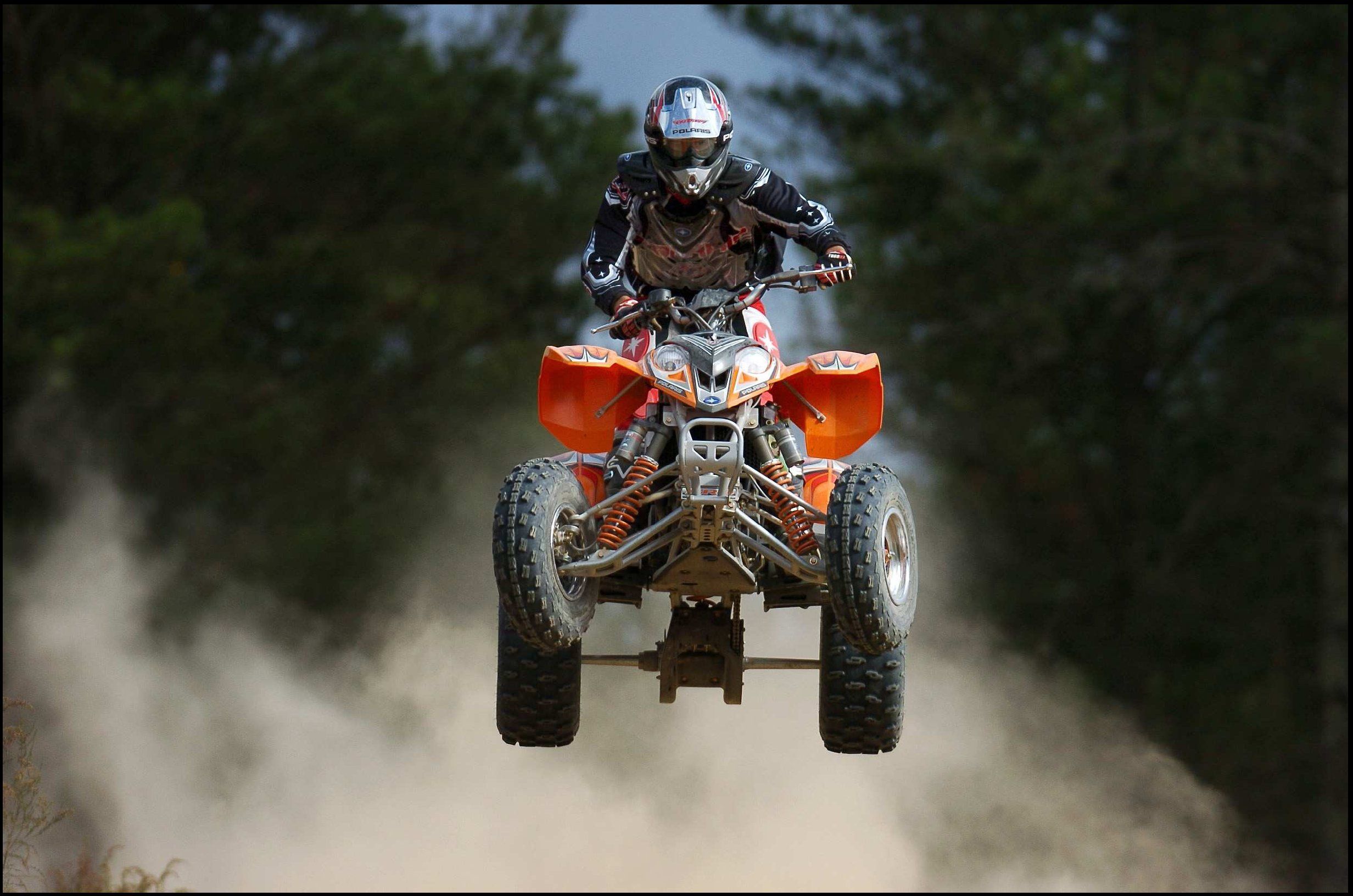 ATV quad in salto polveroso, 2464x1632 alta risoluzione, Laptop