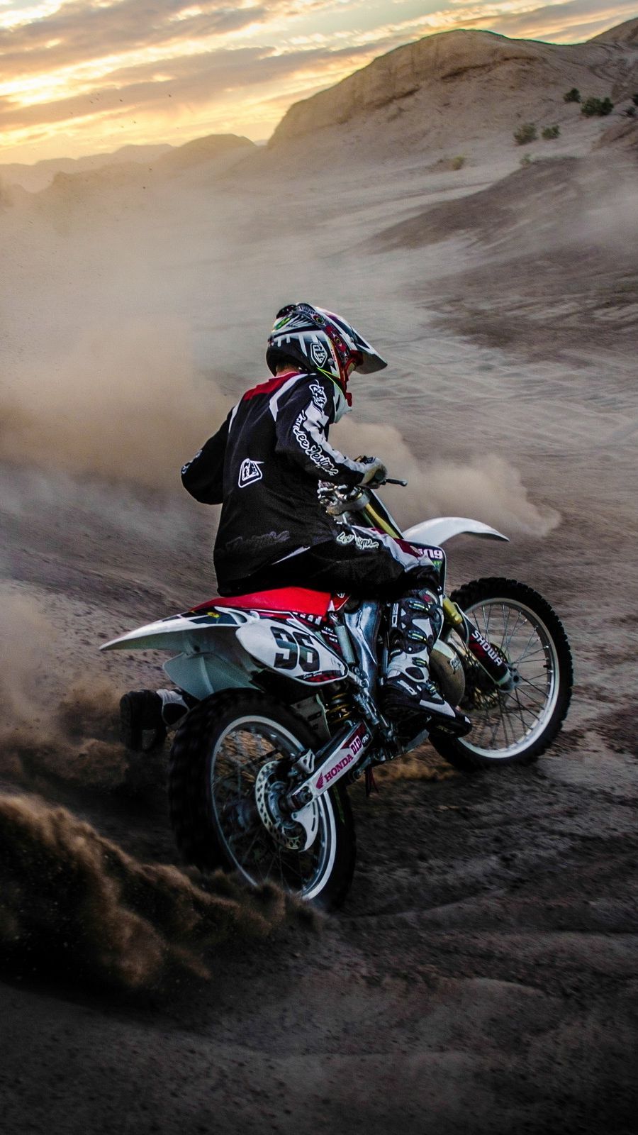 Motocross nella polvere al tramonto, 900x1600 Verticale, iPhone Plus