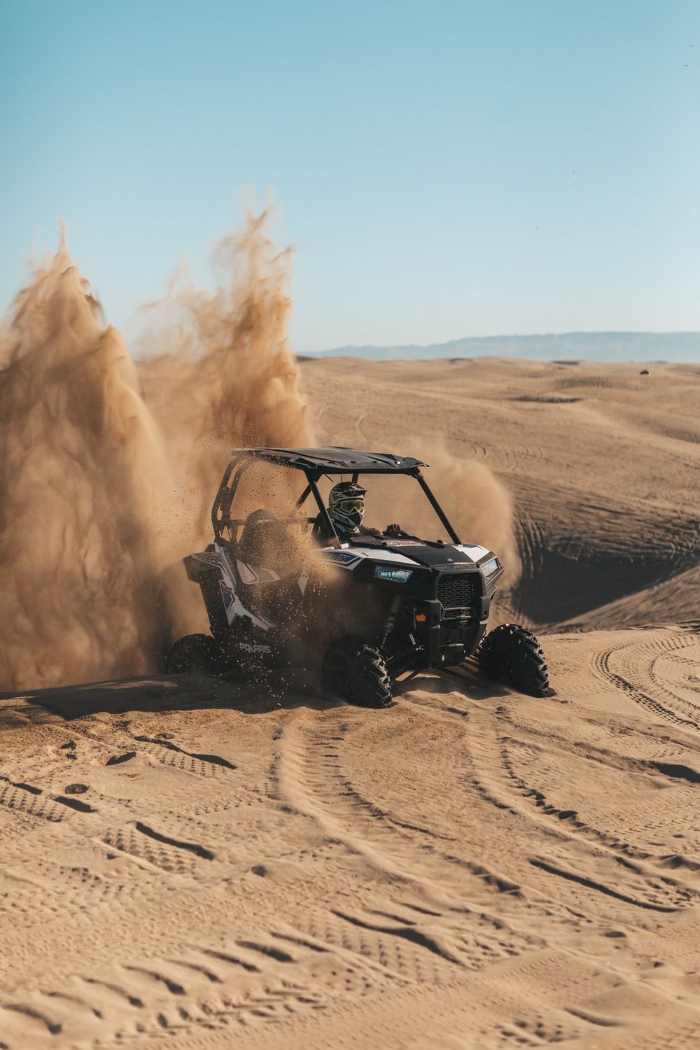 ATV nel deserto con polvere, 1000x1500 Full HD Verticale, iPhone Pro