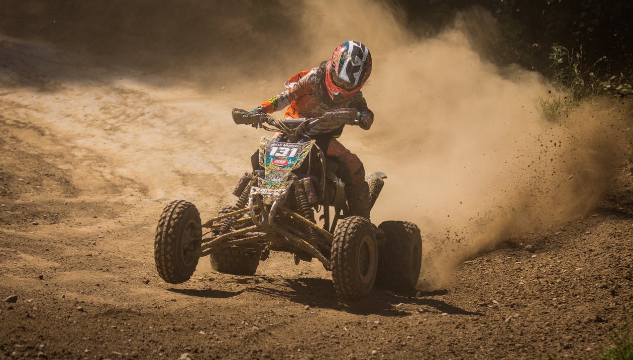 ATV quad su terra sterrata, 1260x718 HD, Desktop