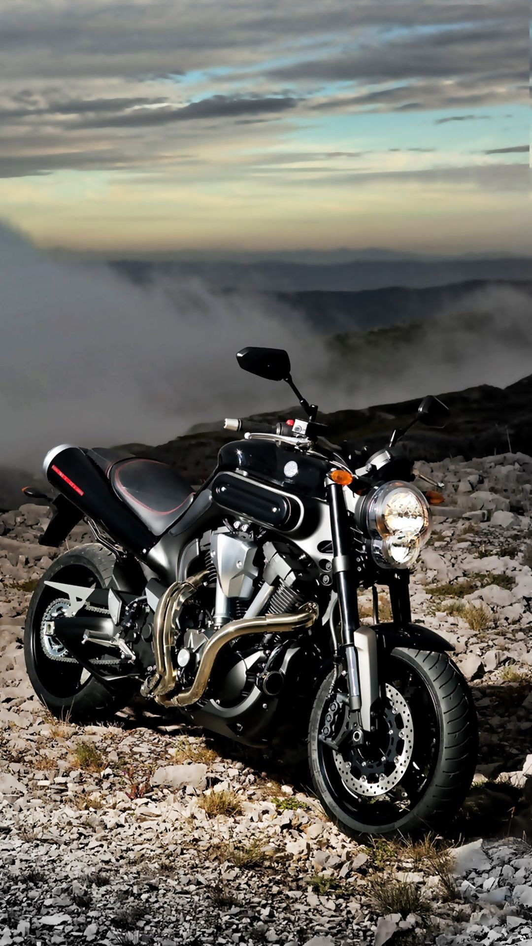 Moto nera su montagna, 1080x1920 Verticale, iPhone Pro