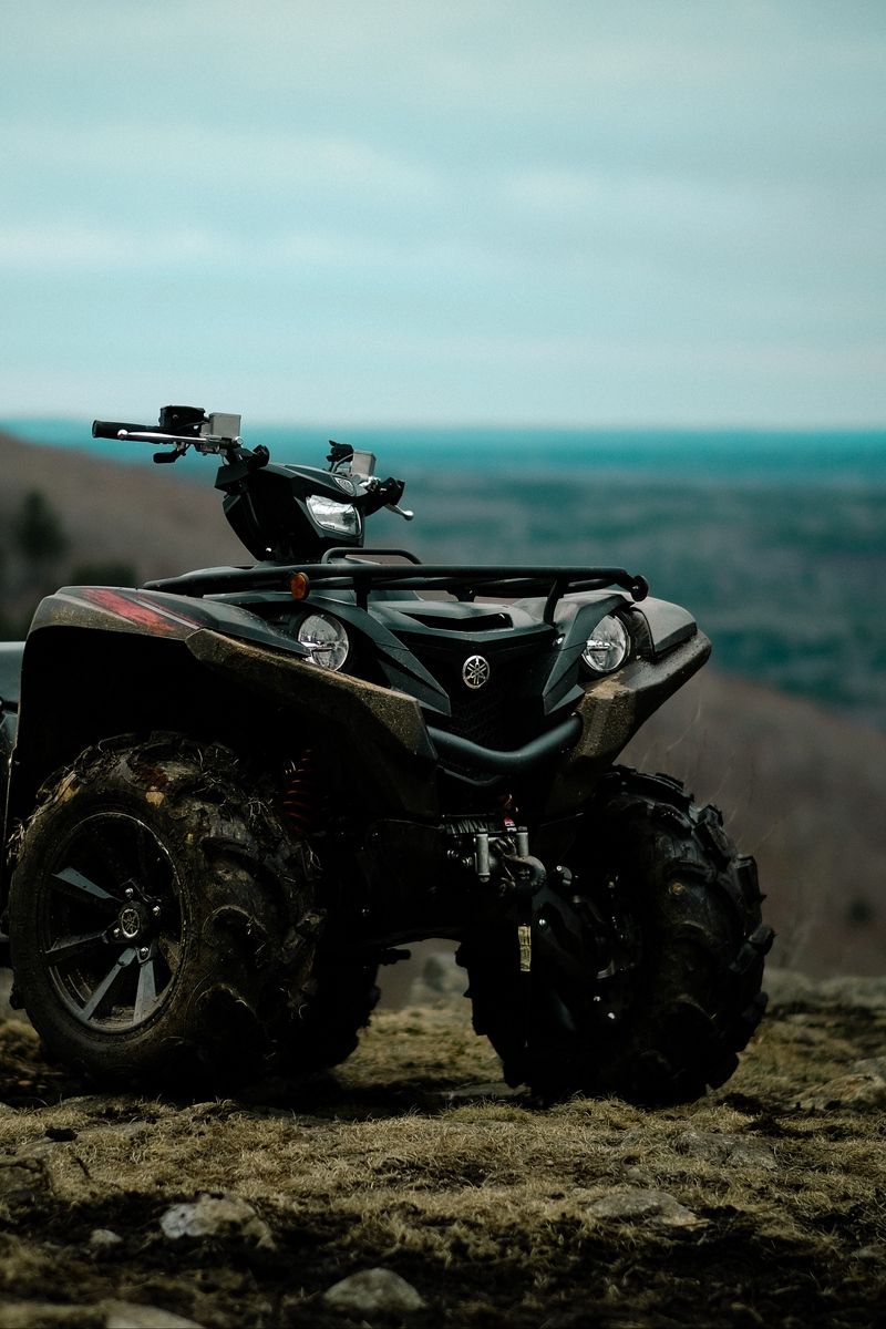 ATV quad su collina, 800x1200 Verticale, iPhone Pro Max