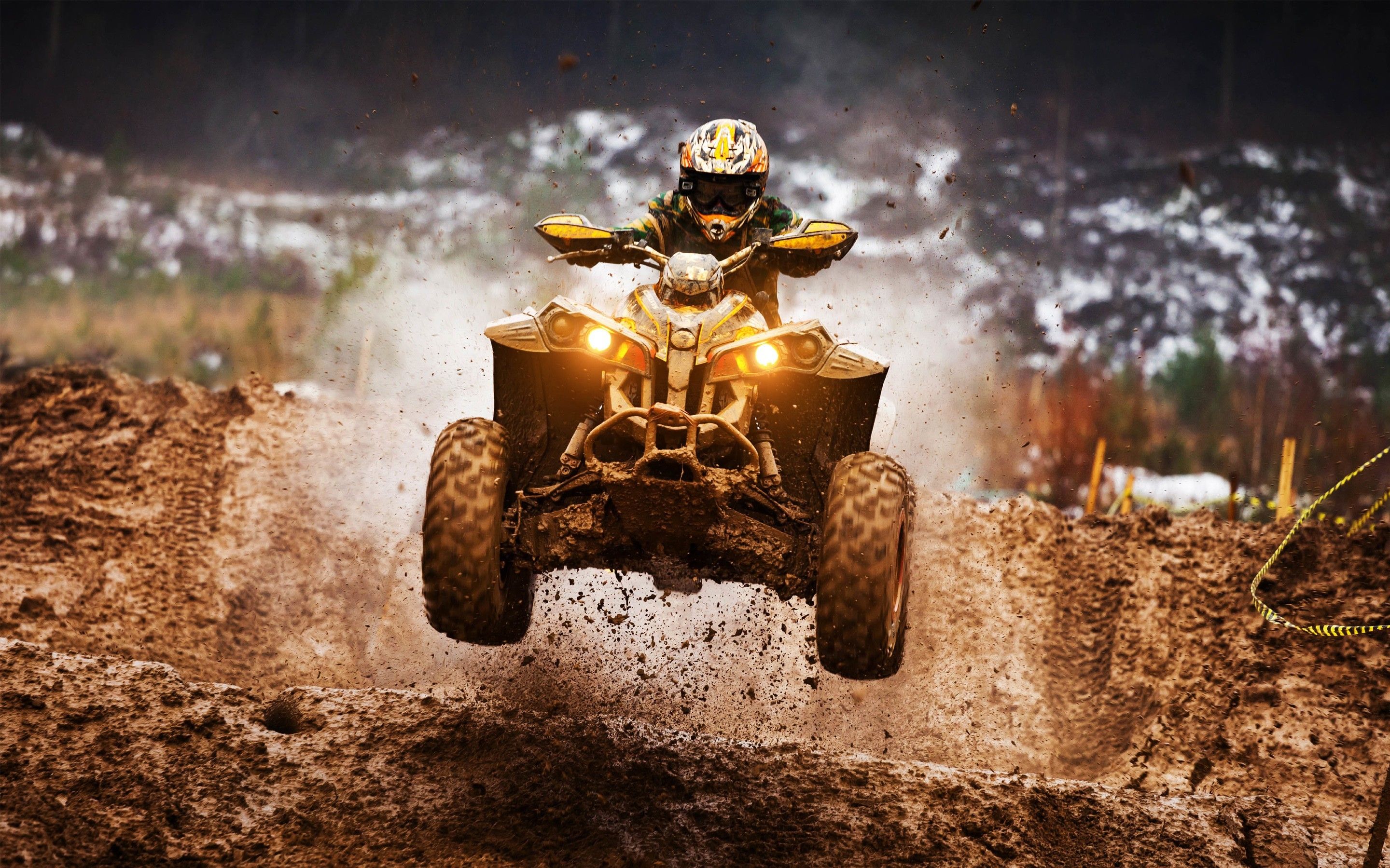 ATV quad su fango salto, 2880x1800 2K+, Desktop