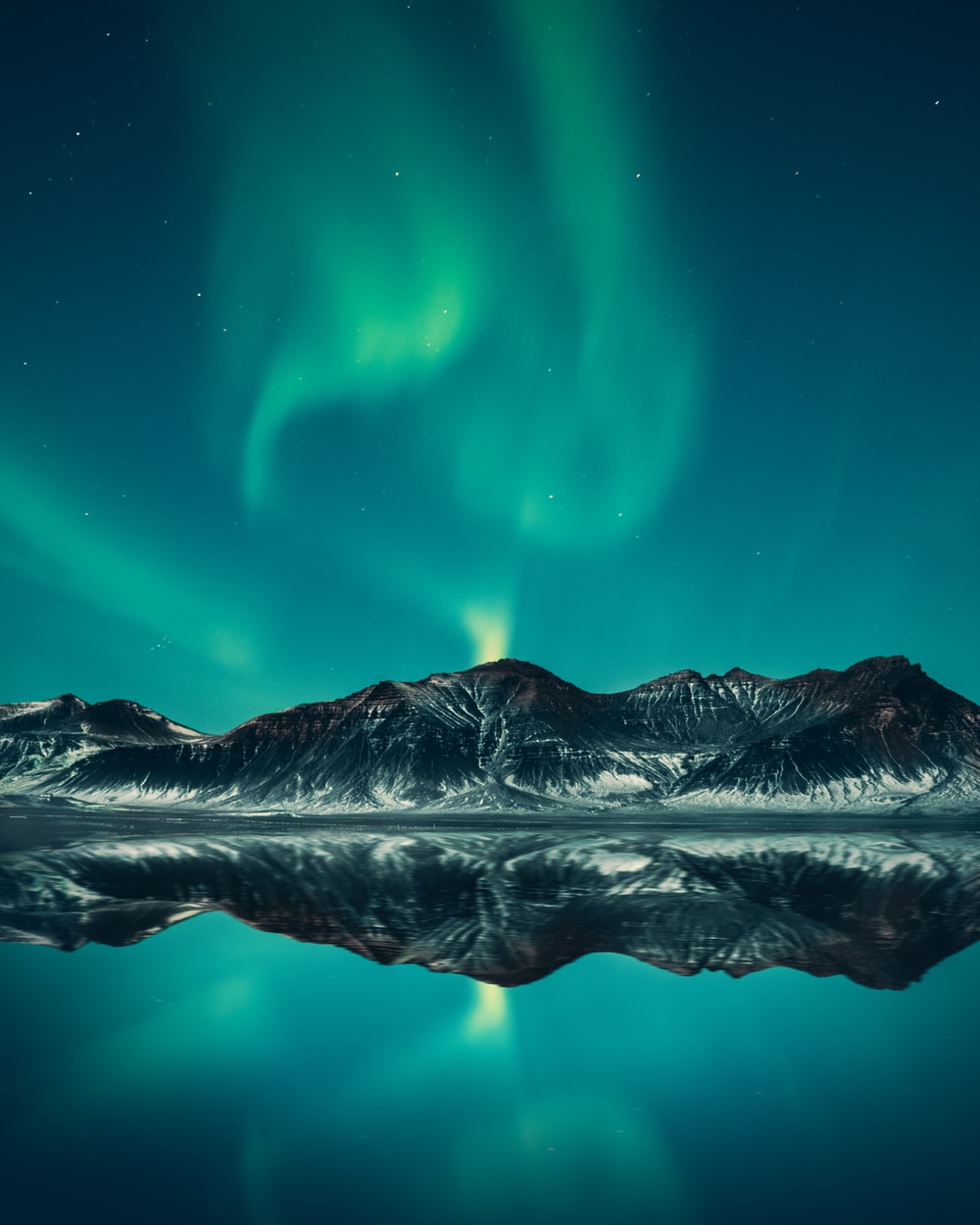 Aurora boreale su montagne innevate, 1000x1250 Verticale, Telefono
