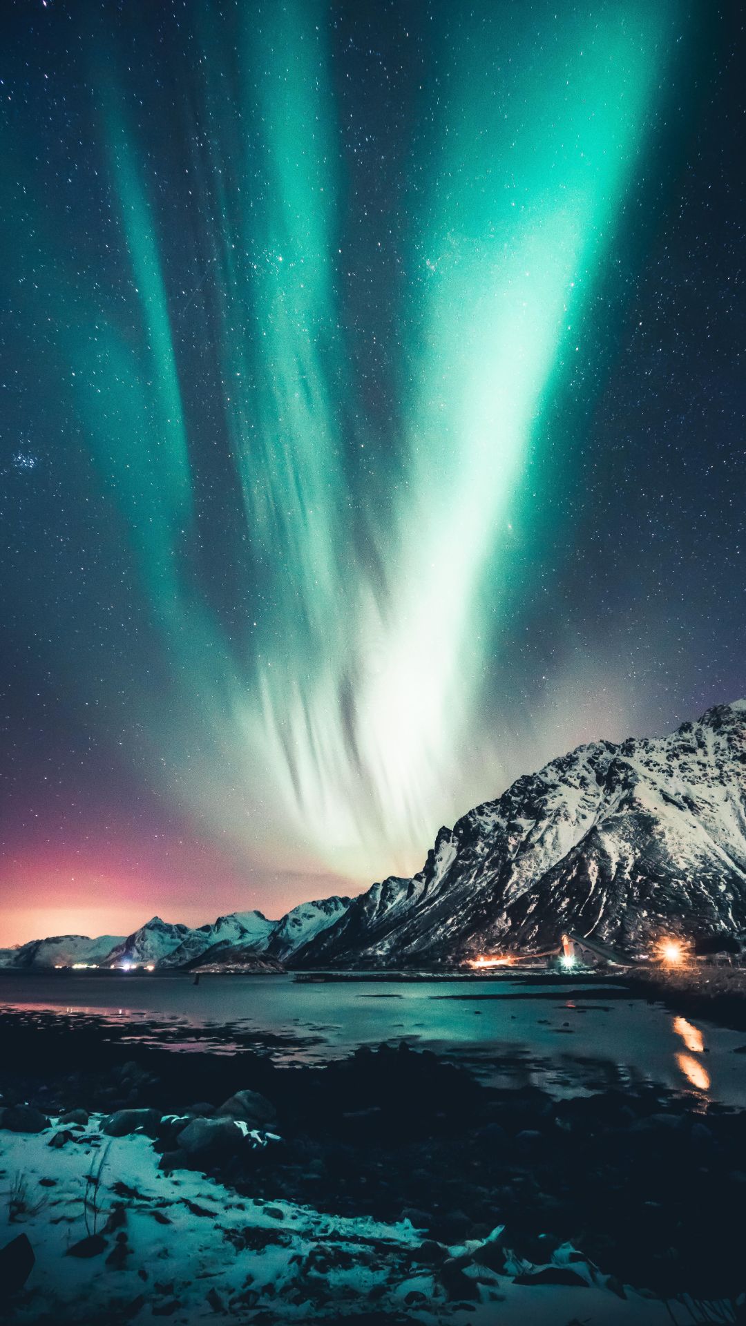 Aurora boreale su montagne innevate, 1080x1920 Verticale, Telefono