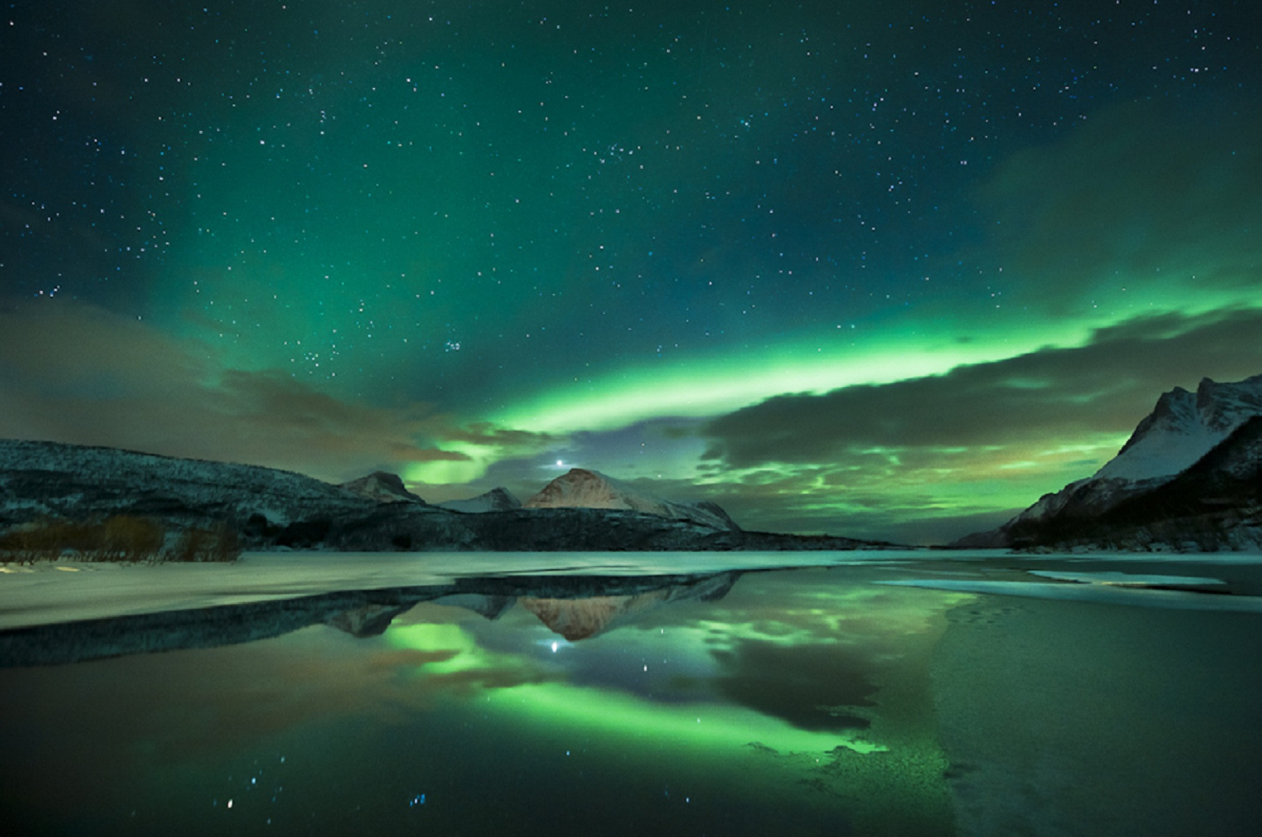 Aurora boreale su lago ghiacciato, 1810x1200 900p, PC Desktop