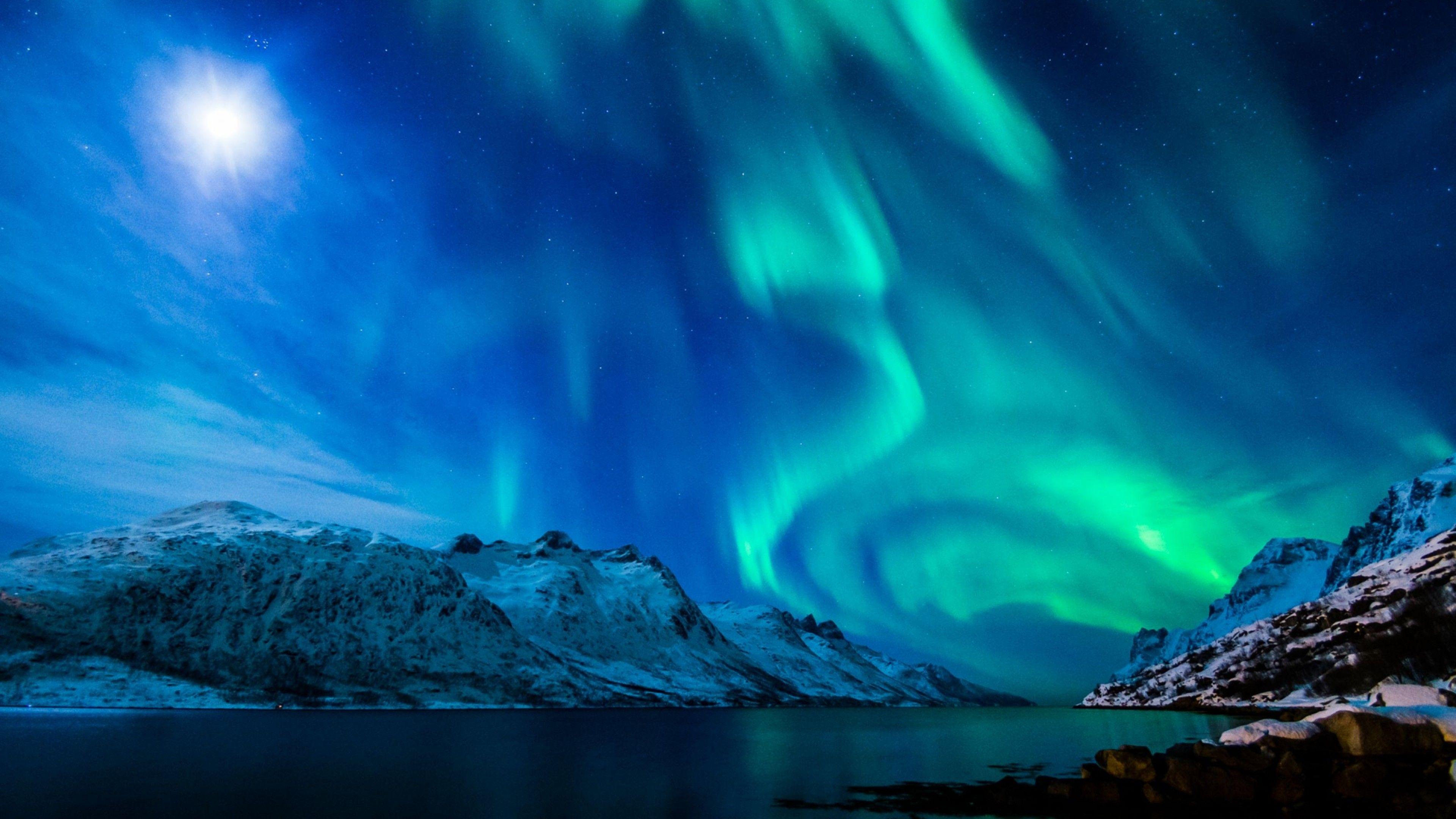 Aurora boreale su montagne innevate, 3840x2160 UHD, PC 4K