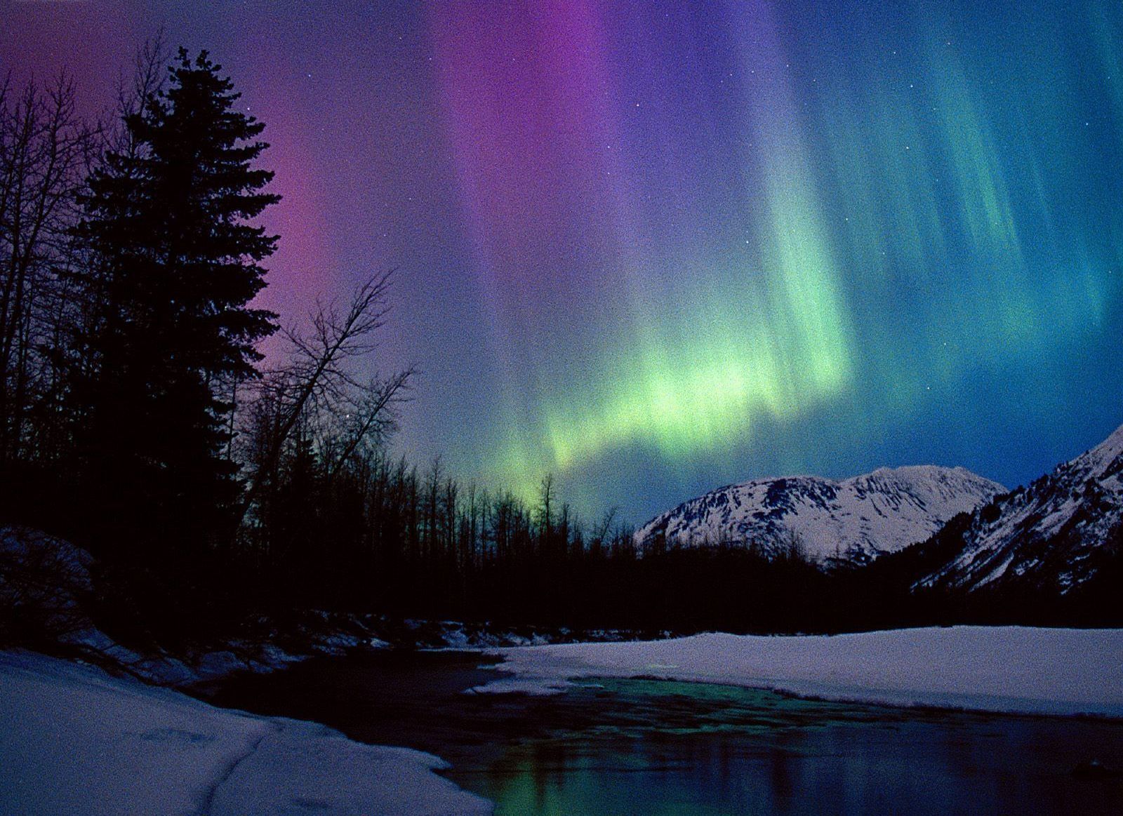 Aurora boreale su montagne innevate, 1600x1163 HD, Desktop