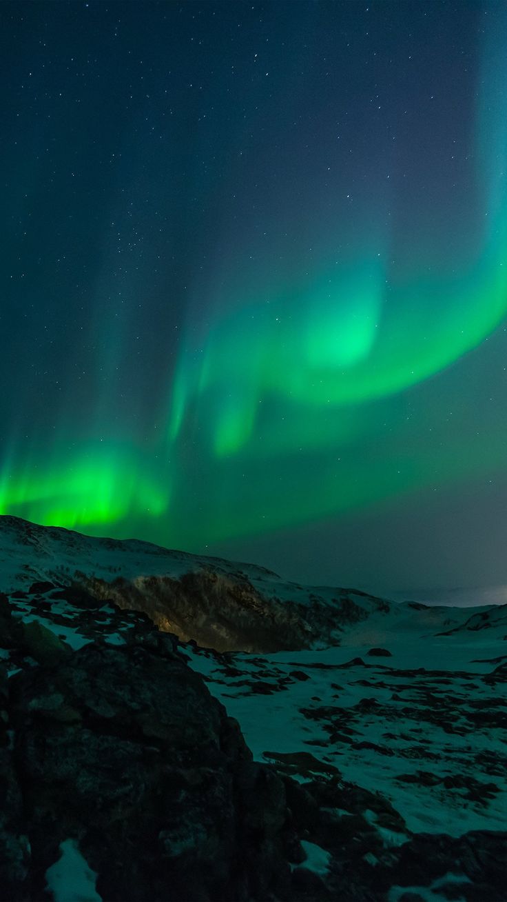 Aurora boreale montagne innevate, 736x1308 Full HD Verticale, Smartphone